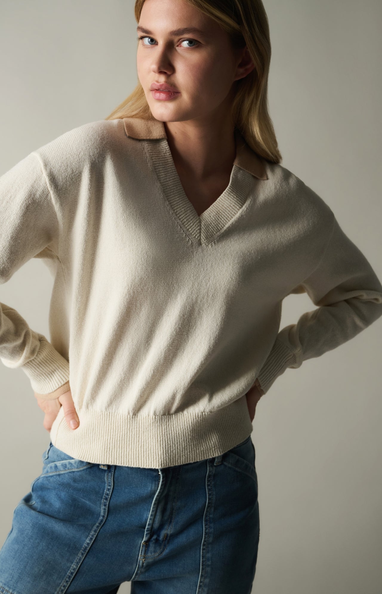 V-neck sweater with long sleeves and contrasting collar