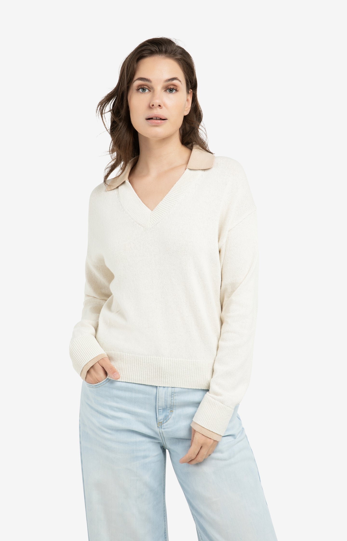 V-neck sweater with long sleeves and contrasting collar