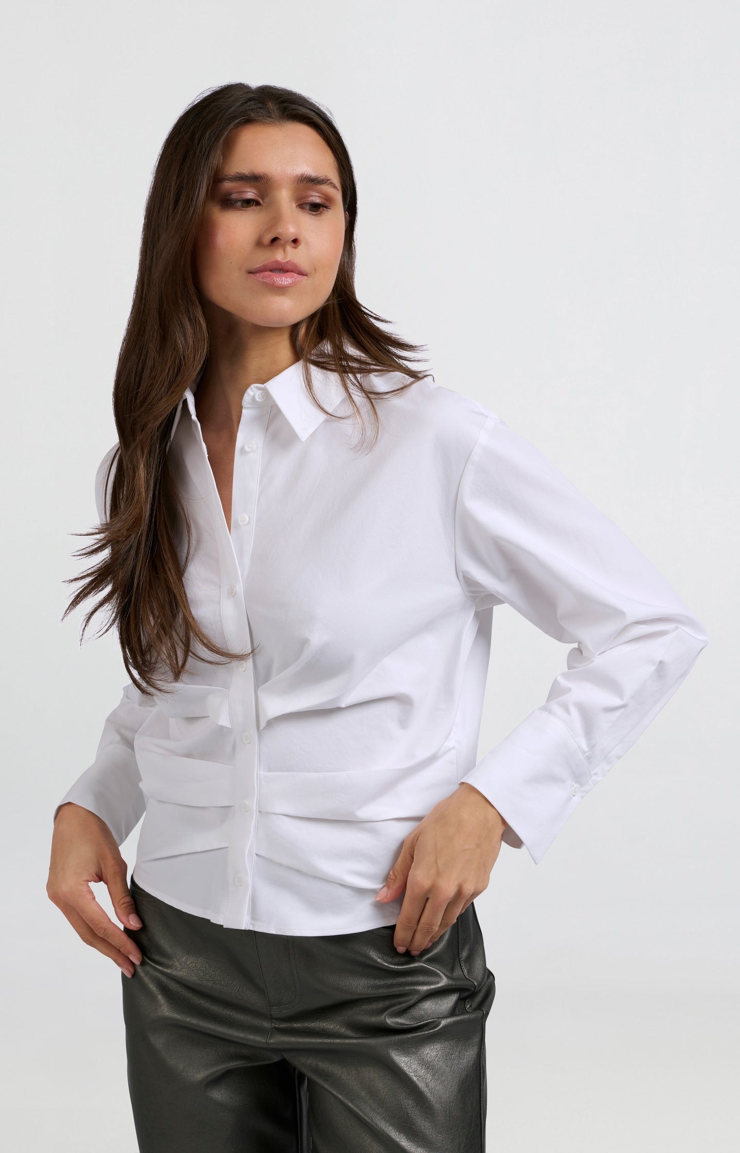 White blouse with long sleeves and a classic collar - Type: lookbook