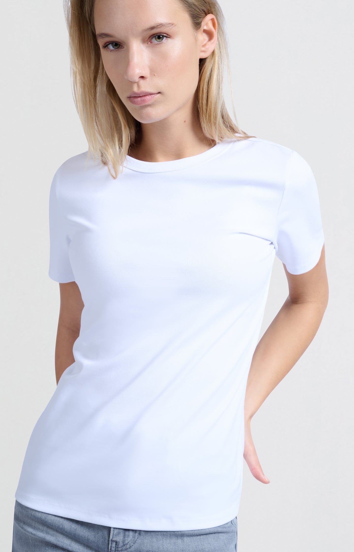 White T-shirt with short sleeves and crew neck