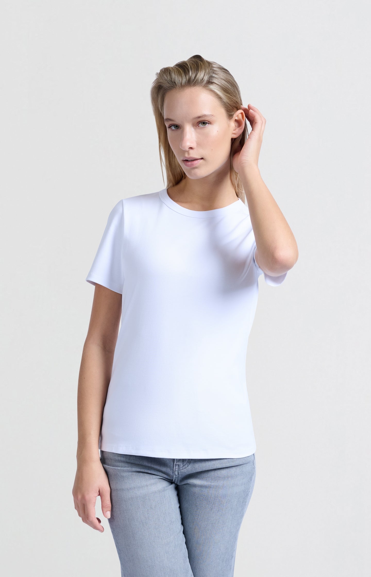 White T-shirt with short sleeves and crew neck