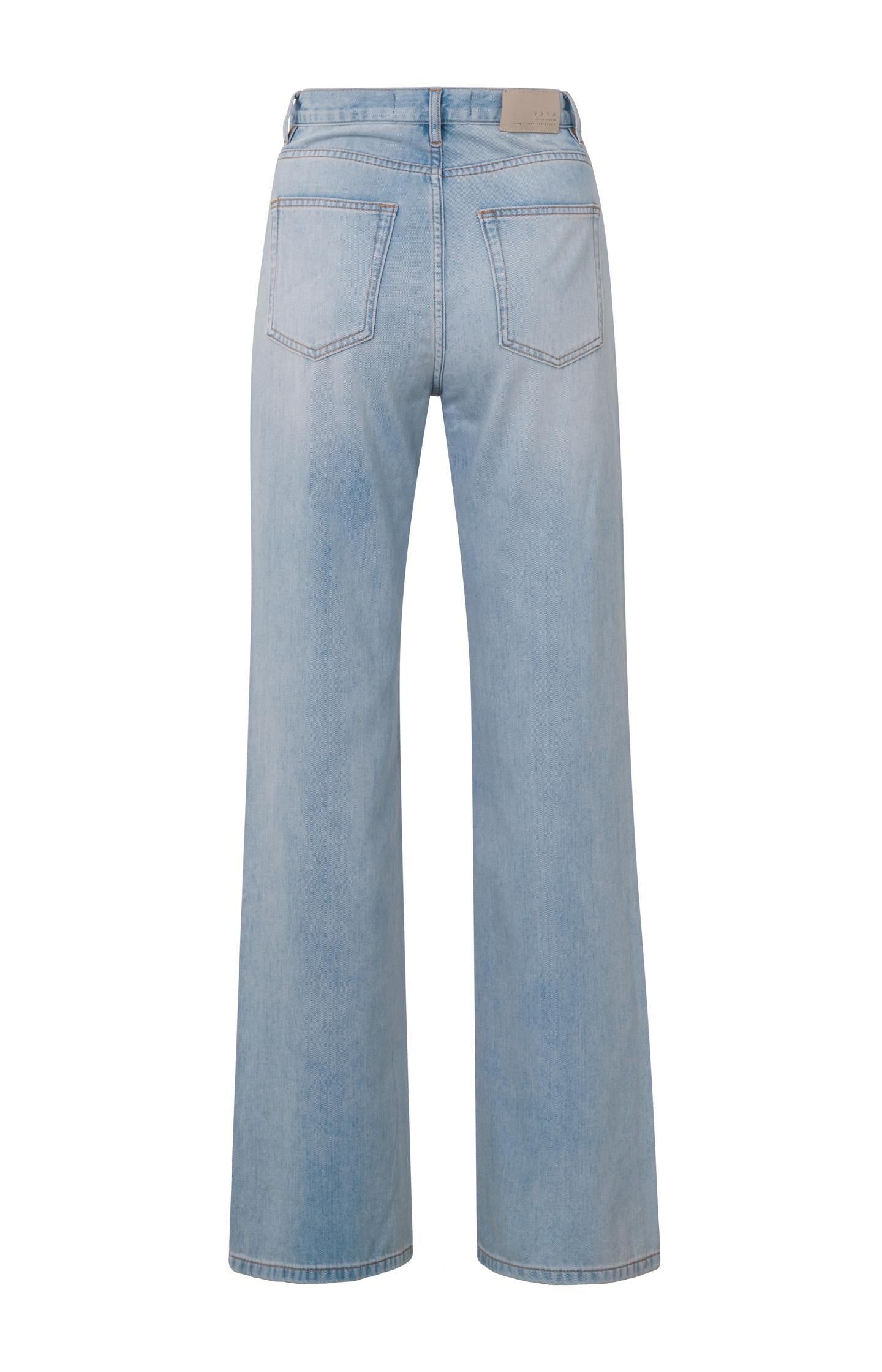 Wide leg denim with pockets and zip fly in loose fit