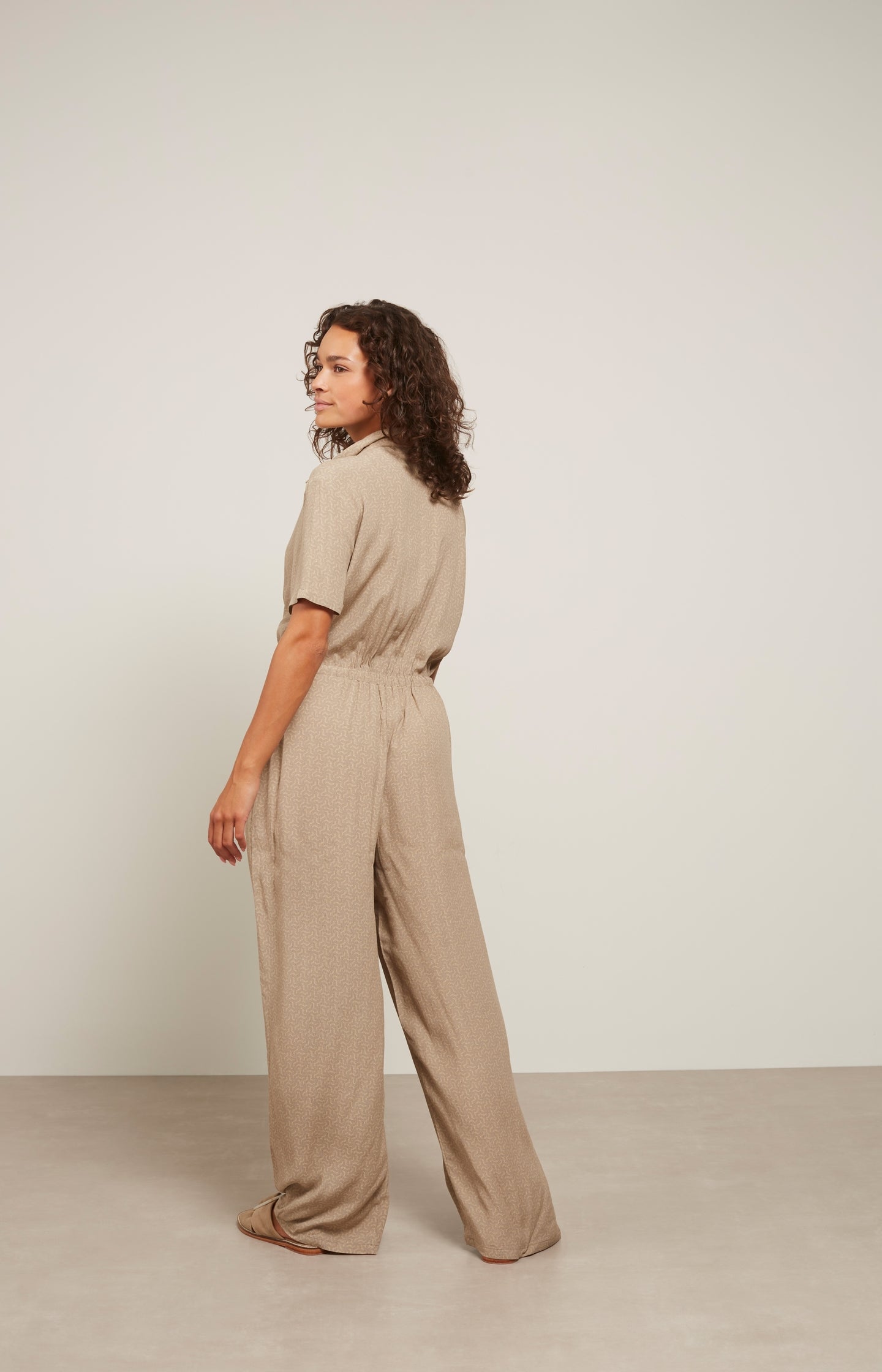 Wide leg jumpsuit with short sleeves, buttons and print - Type: lookbook