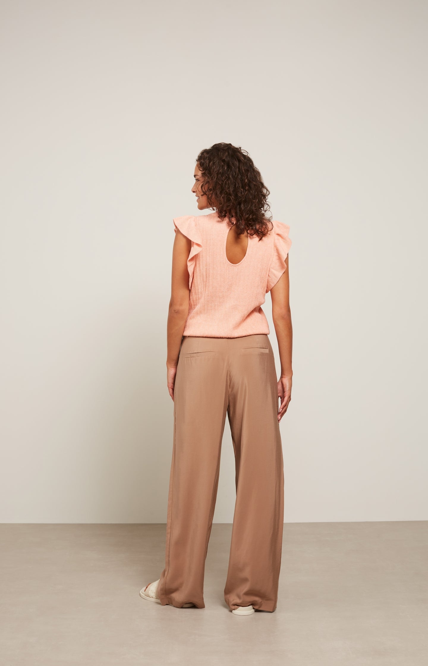 Wide leg pantolon with high waist, side pocket and zip fly - Type: lookbook