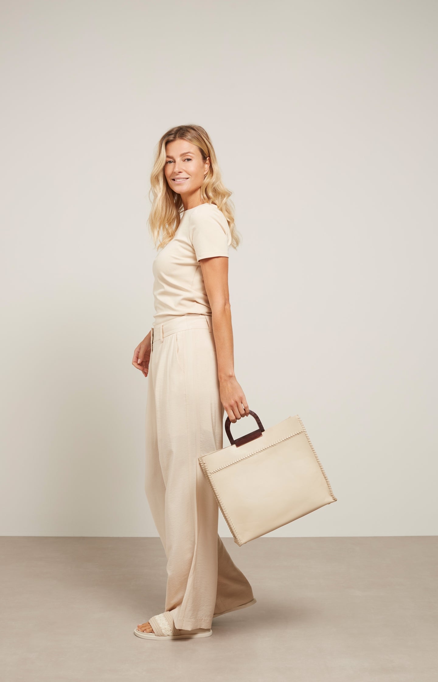 Wide leg pantolon with high waist, side pocket and zip fly - Type: lookbook