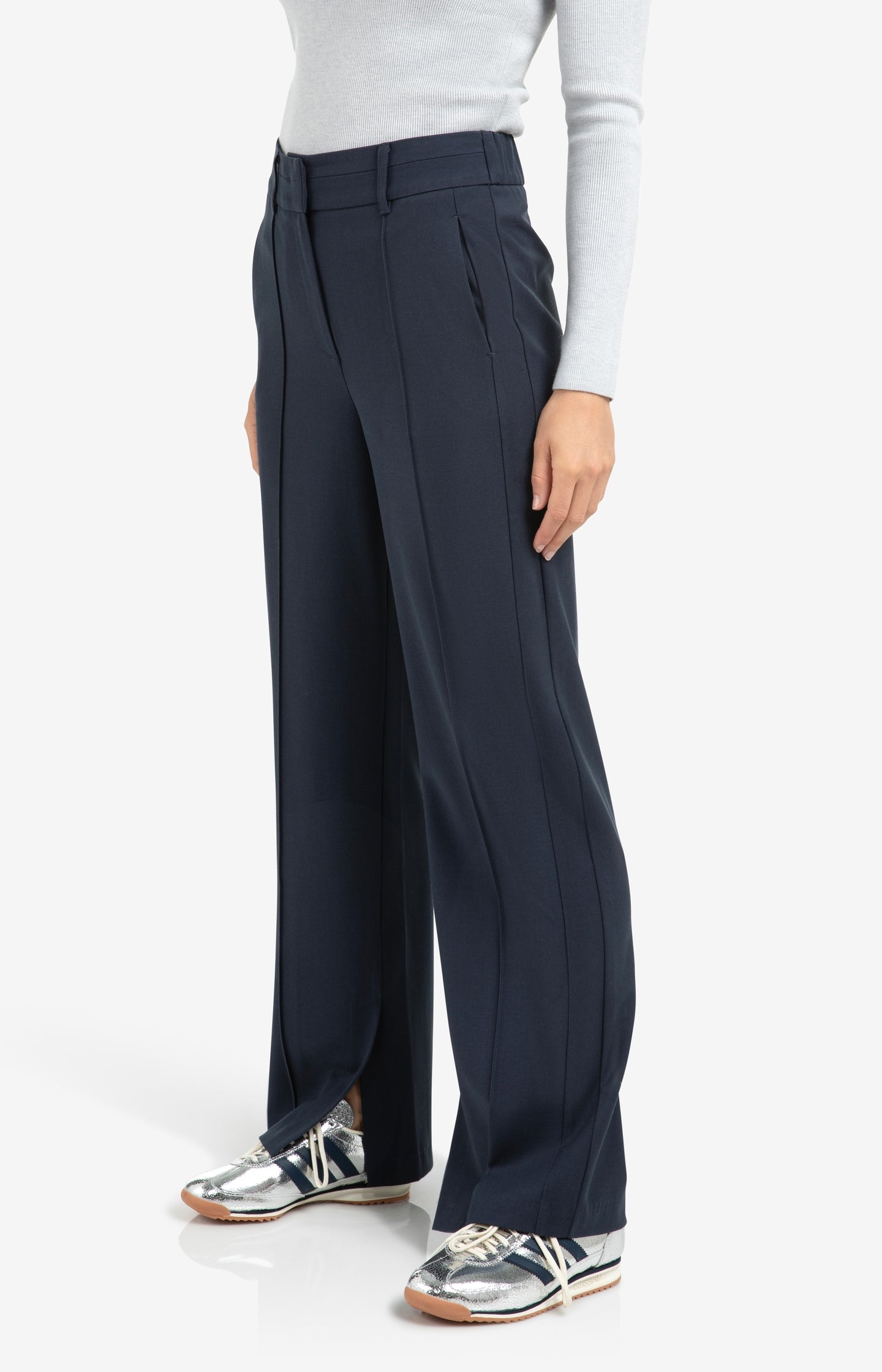 Wide leg trousers with decorative seams and slit