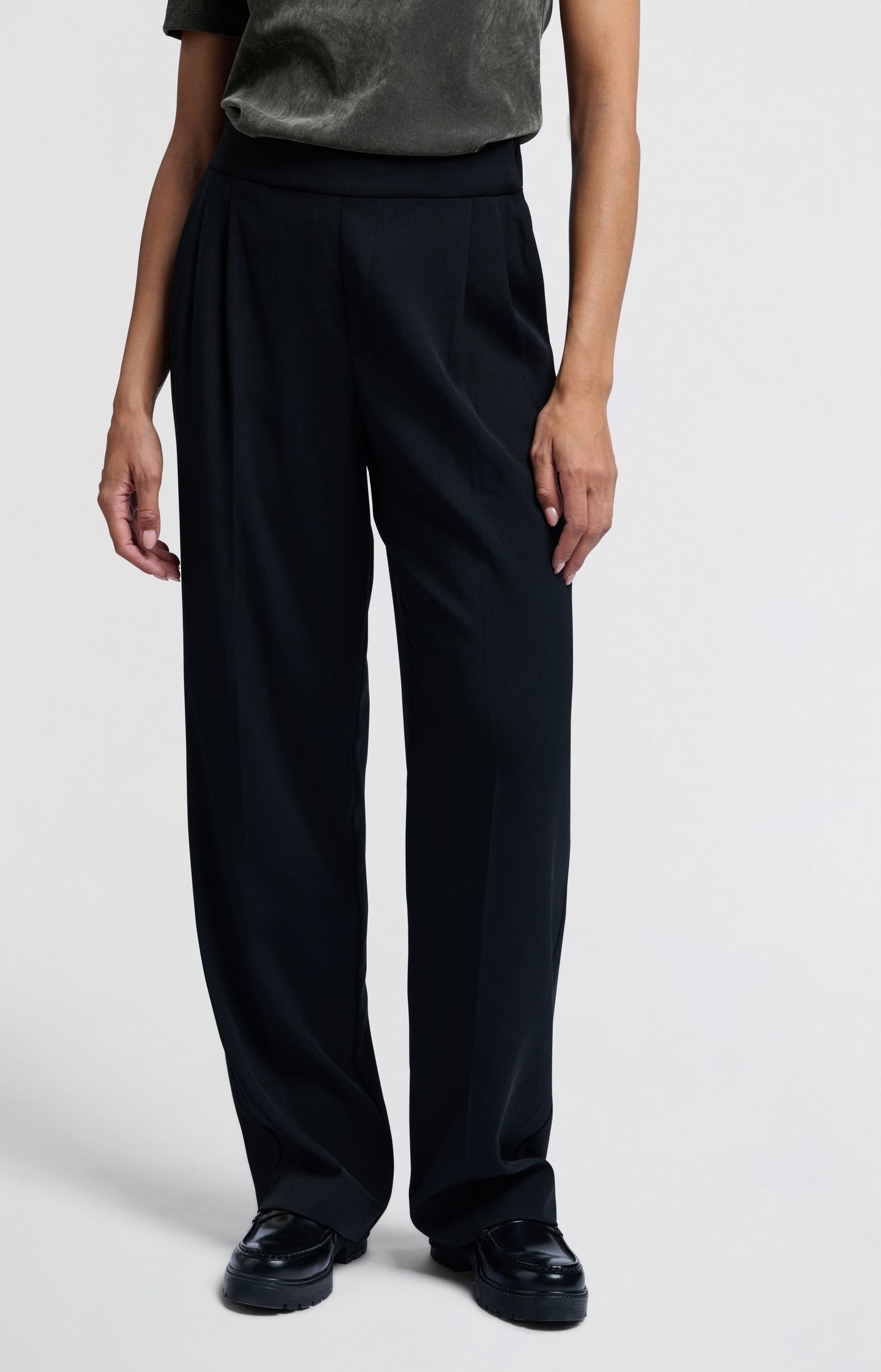 Wide-leg trousers with high waist and pleat details - Type: lookbook