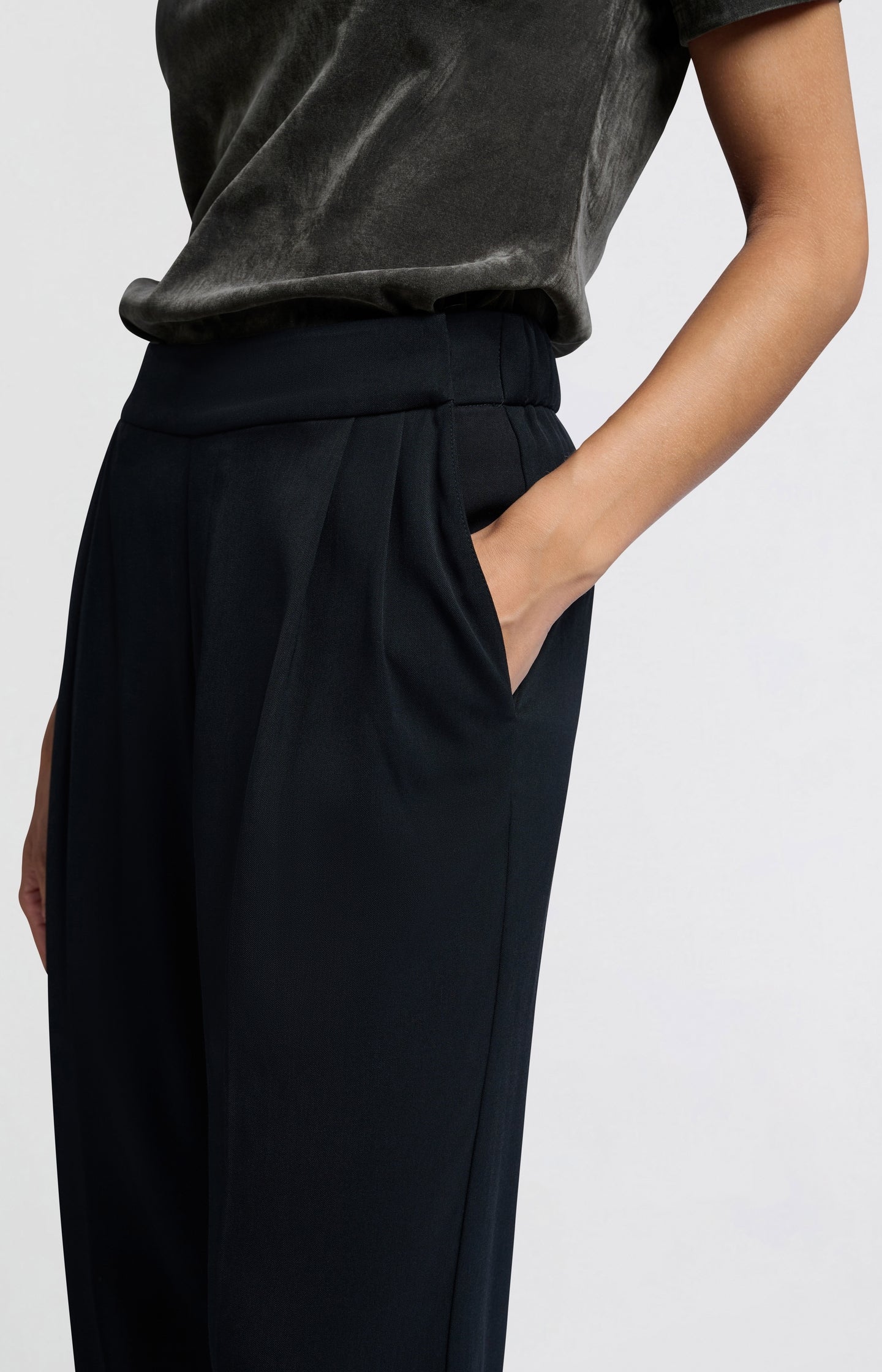 Wide-leg trousers with high waist and pleat details