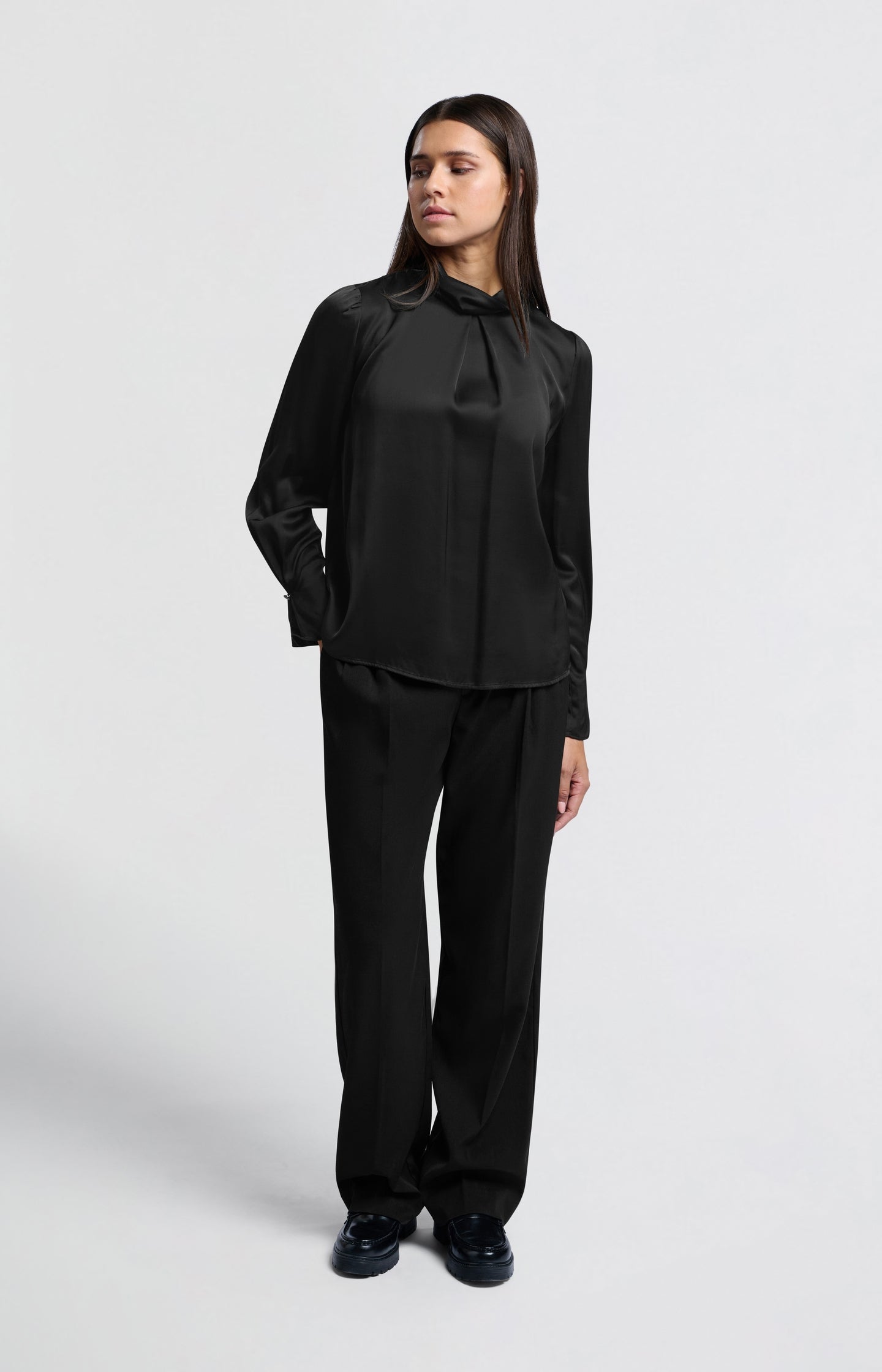 Wide-leg trousers with high waist and pleat details