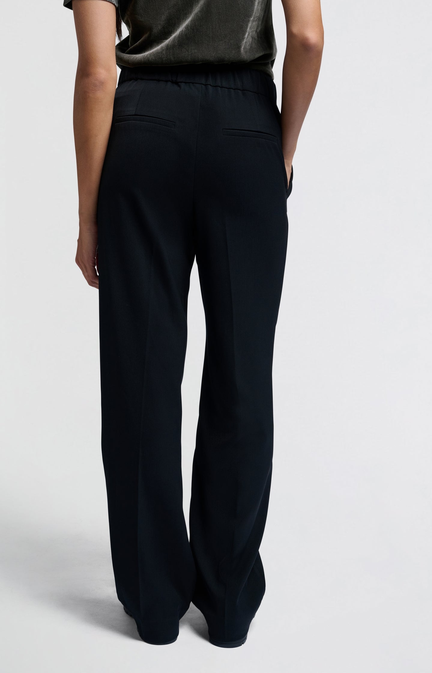 Wide-leg trousers with high waist and pleat details