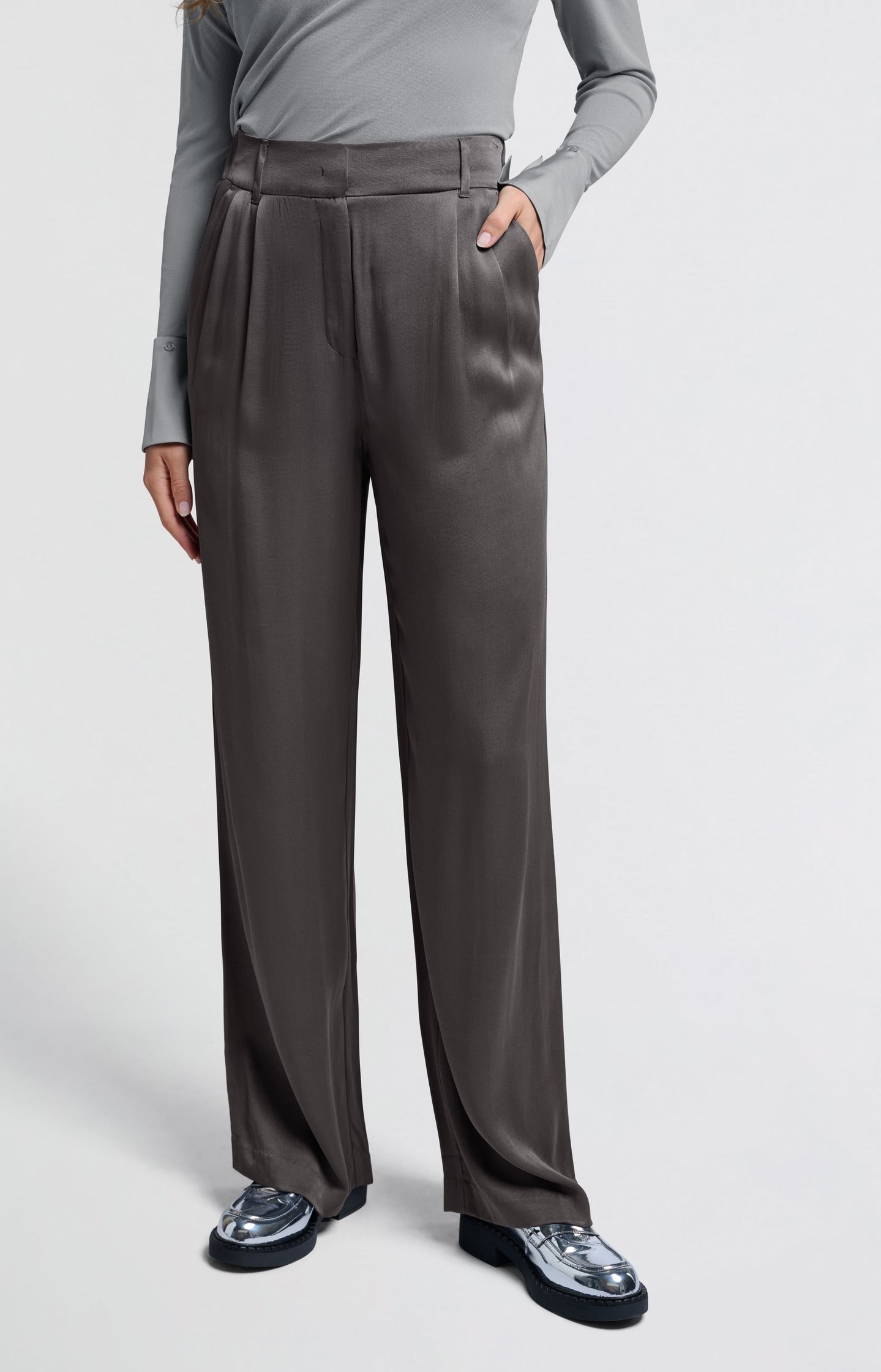 Wide-leg trousers with high waist and pleat details