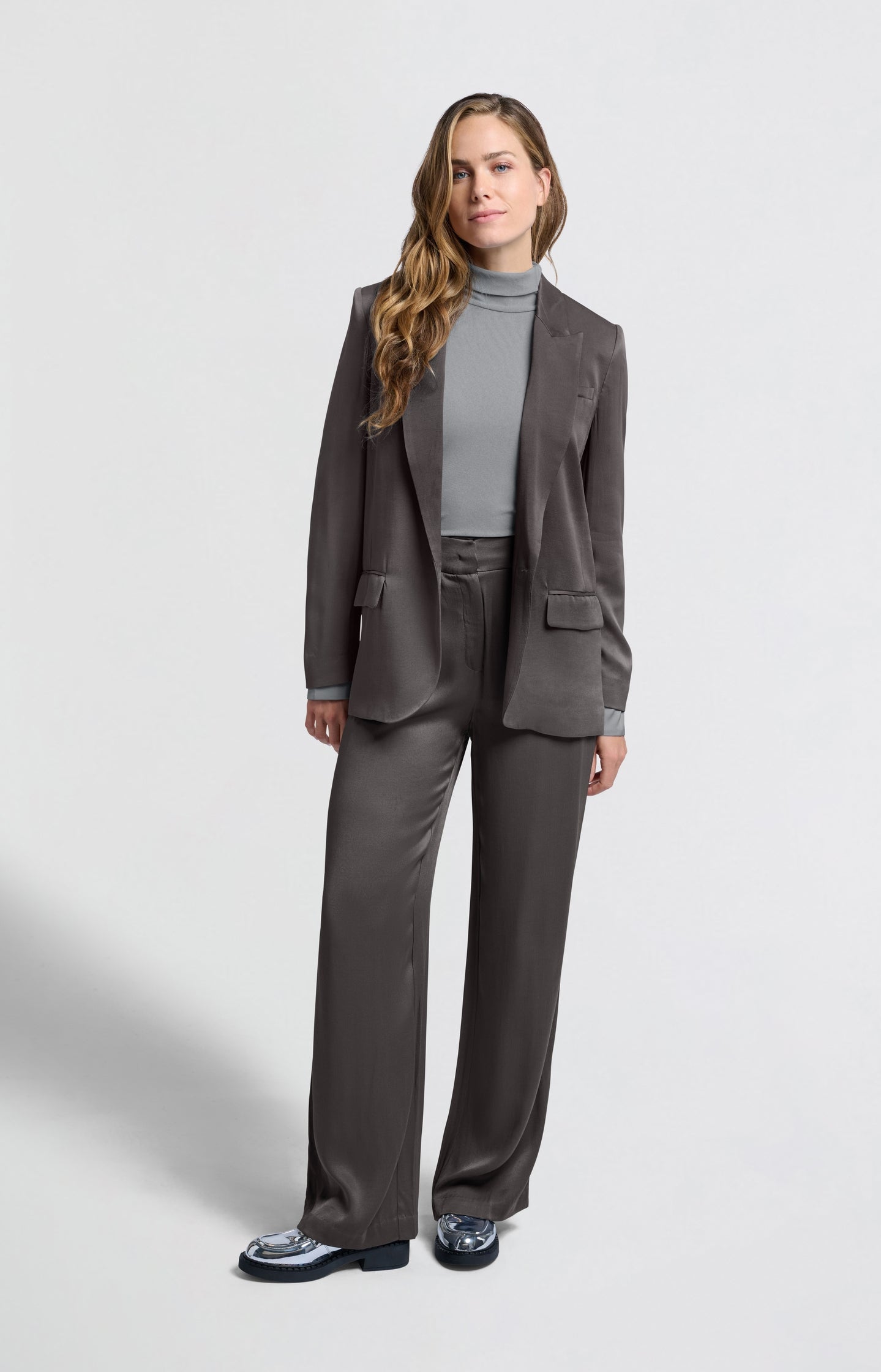 Wide-leg trousers with high waist and pleat details