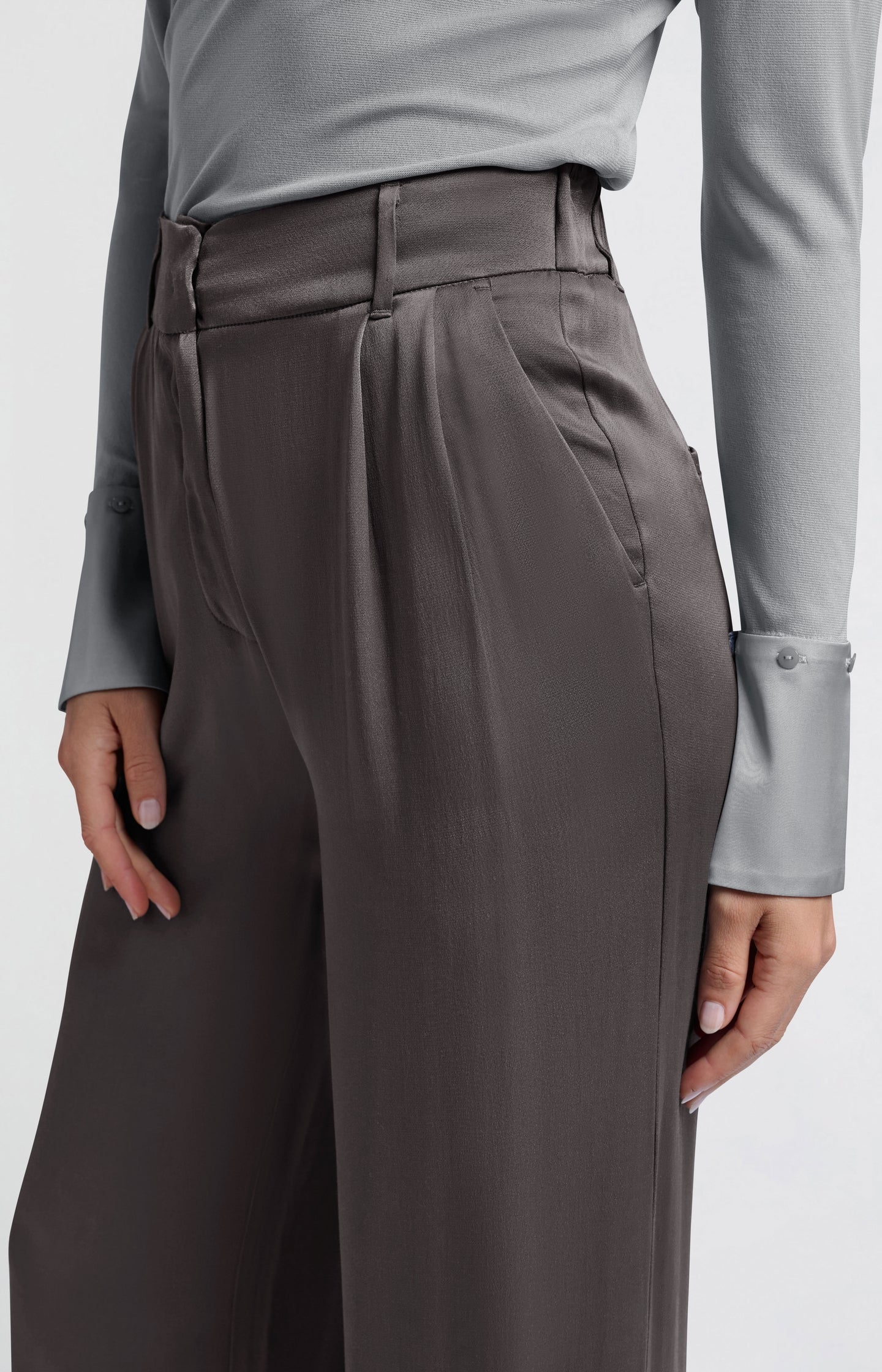 Wide-leg trousers with high waist and pleat details