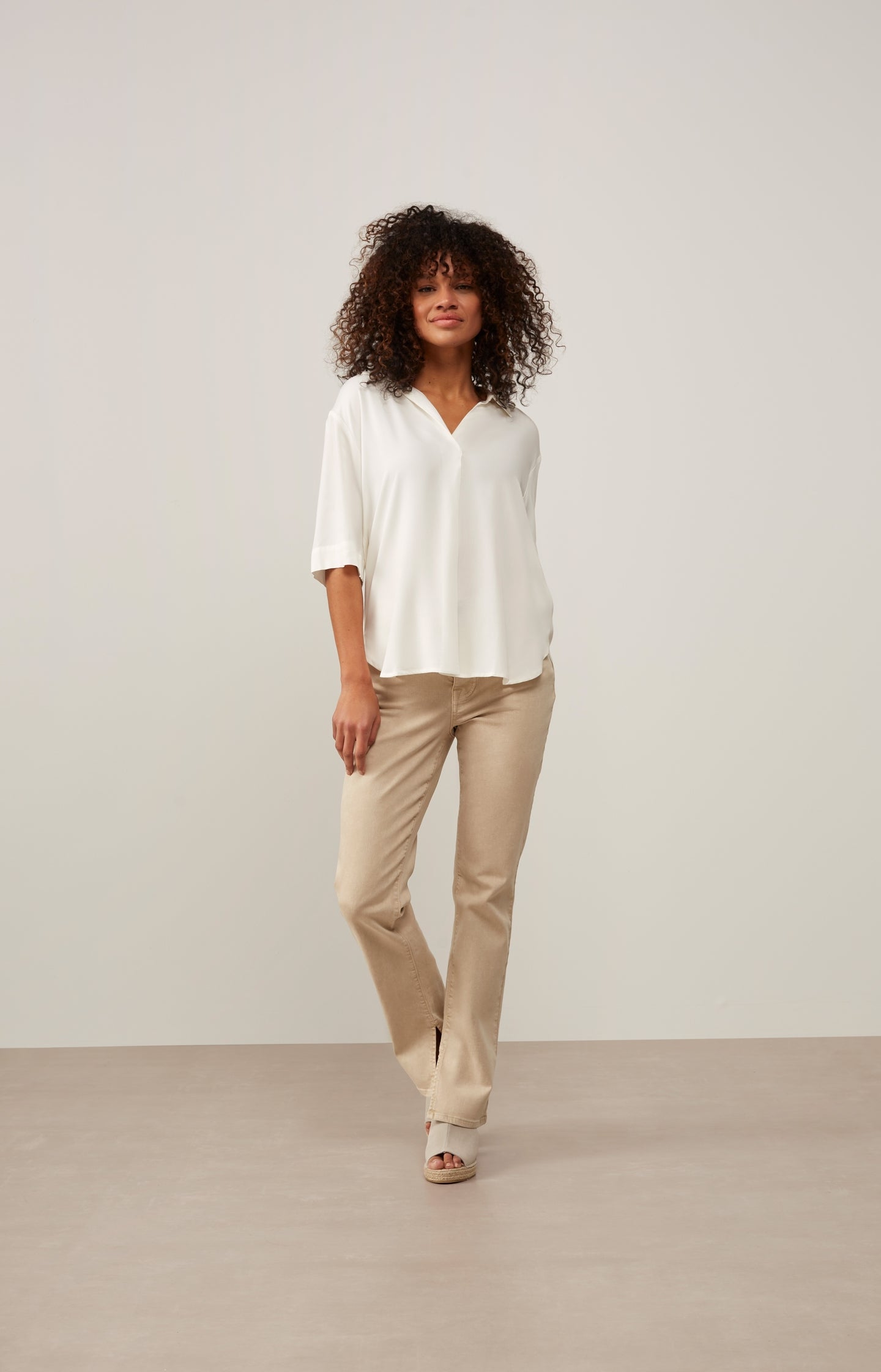 Wide top with V-neck, half long sleeves and dropped shoulder - Type: lookbook