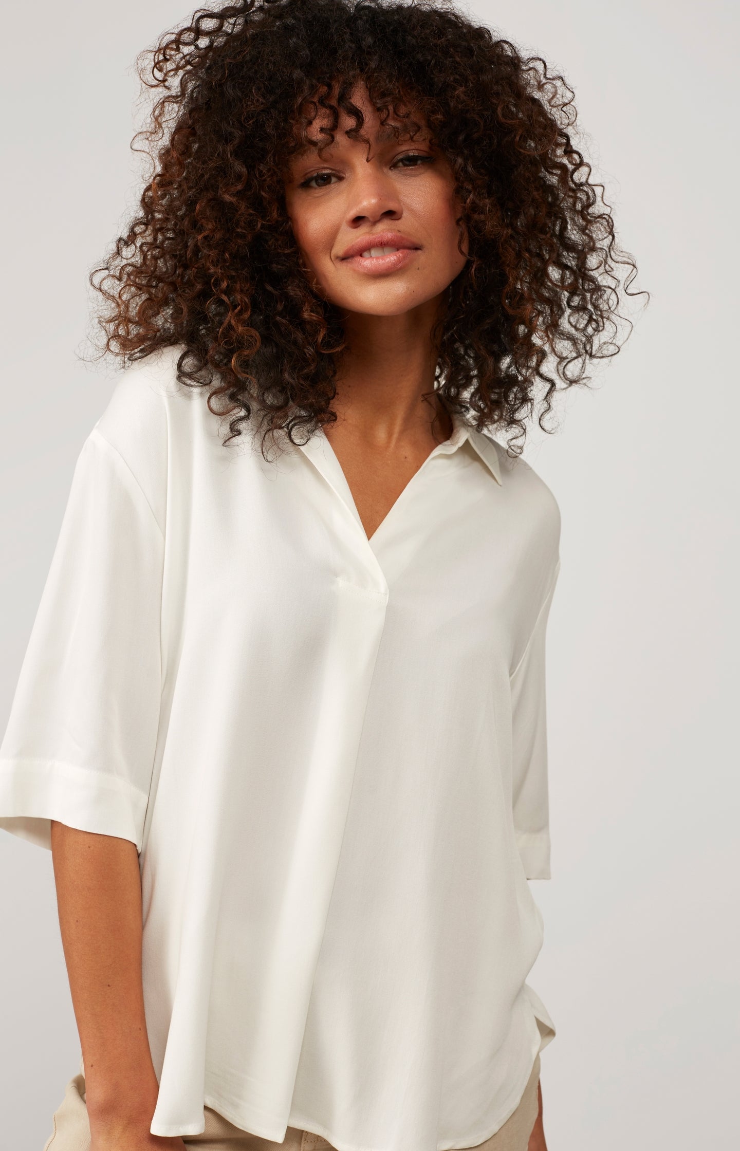 Wide top with V-neck, half long sleeves and dropped shoulder