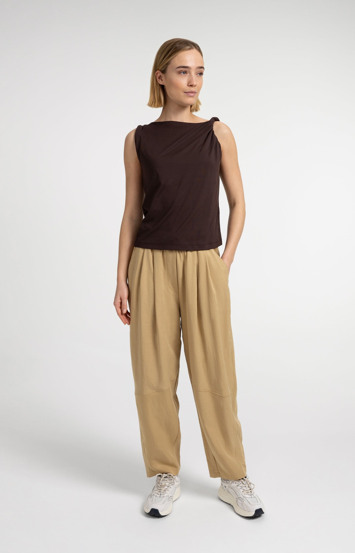 Woven barrel-leg trousers with elastic waist