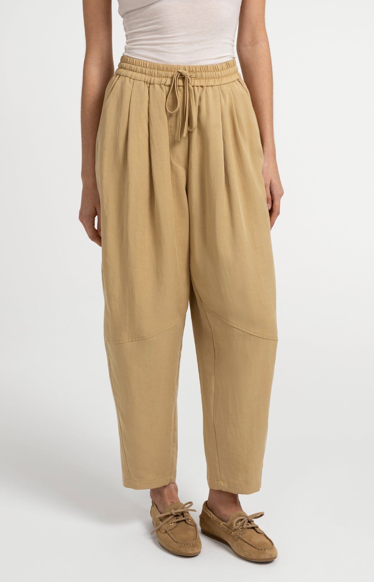 Woven barrel-leg trousers with elastic waist