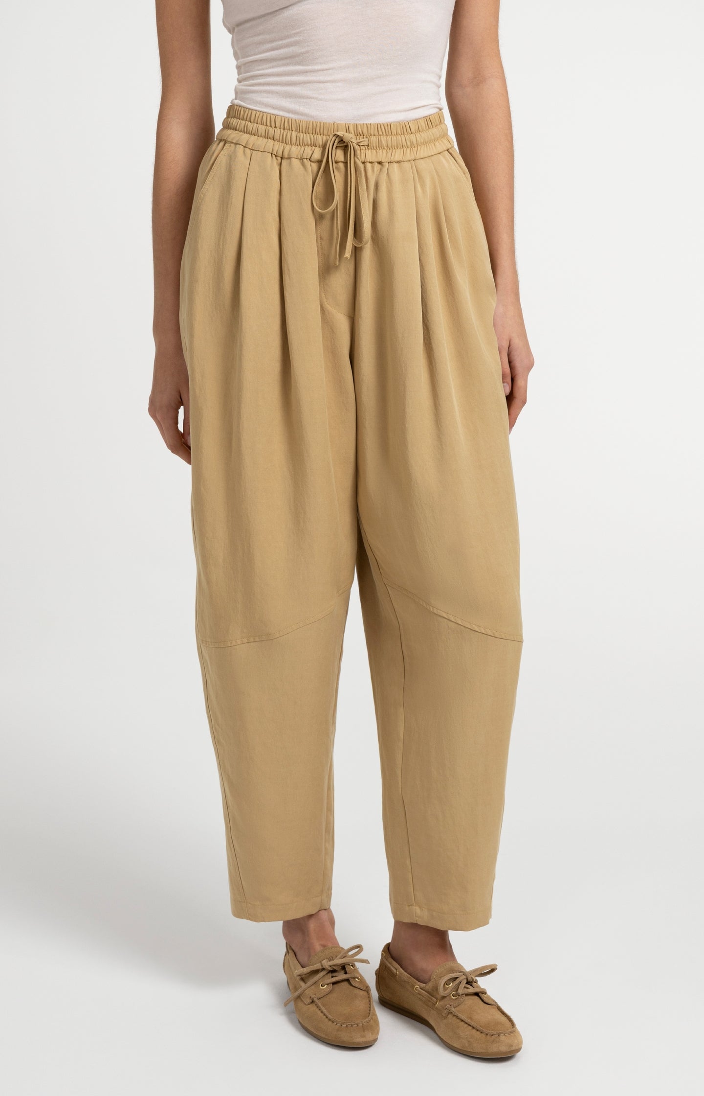 Woven barrel-leg trousers with elastic waist