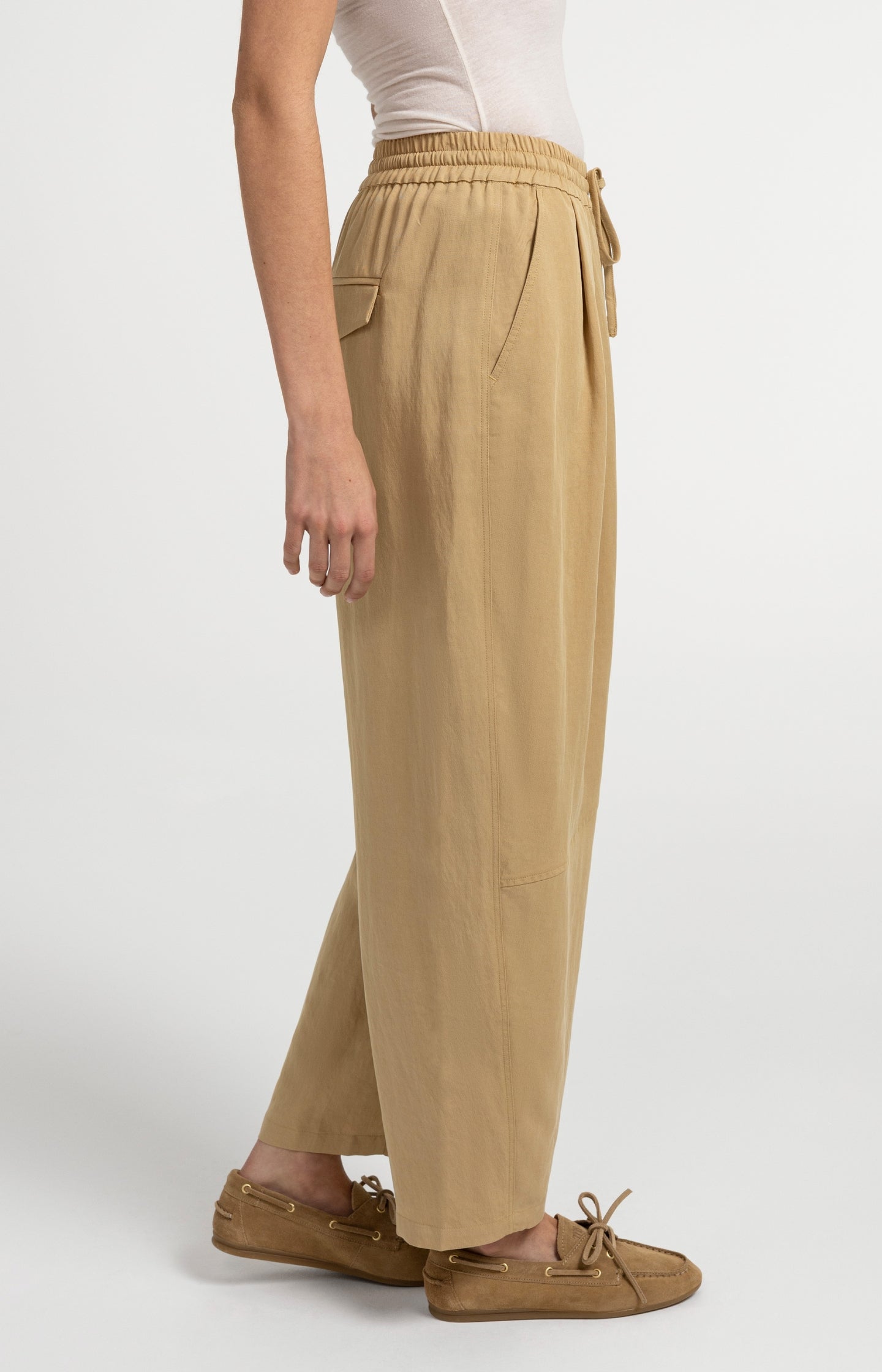Woven barrel-leg trousers with elastic waist