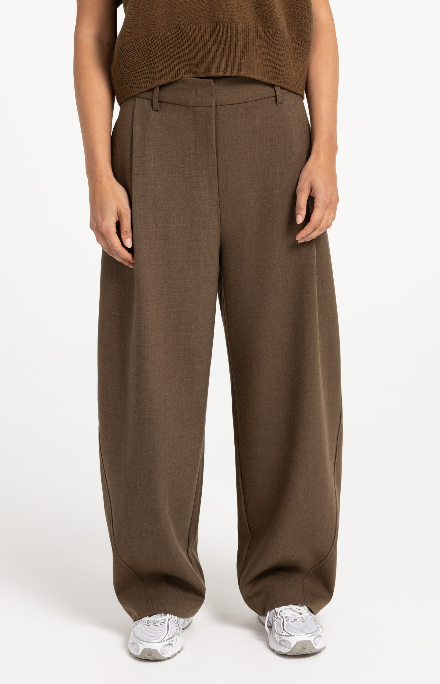 Woven barrel-leg trousers with pleat detail