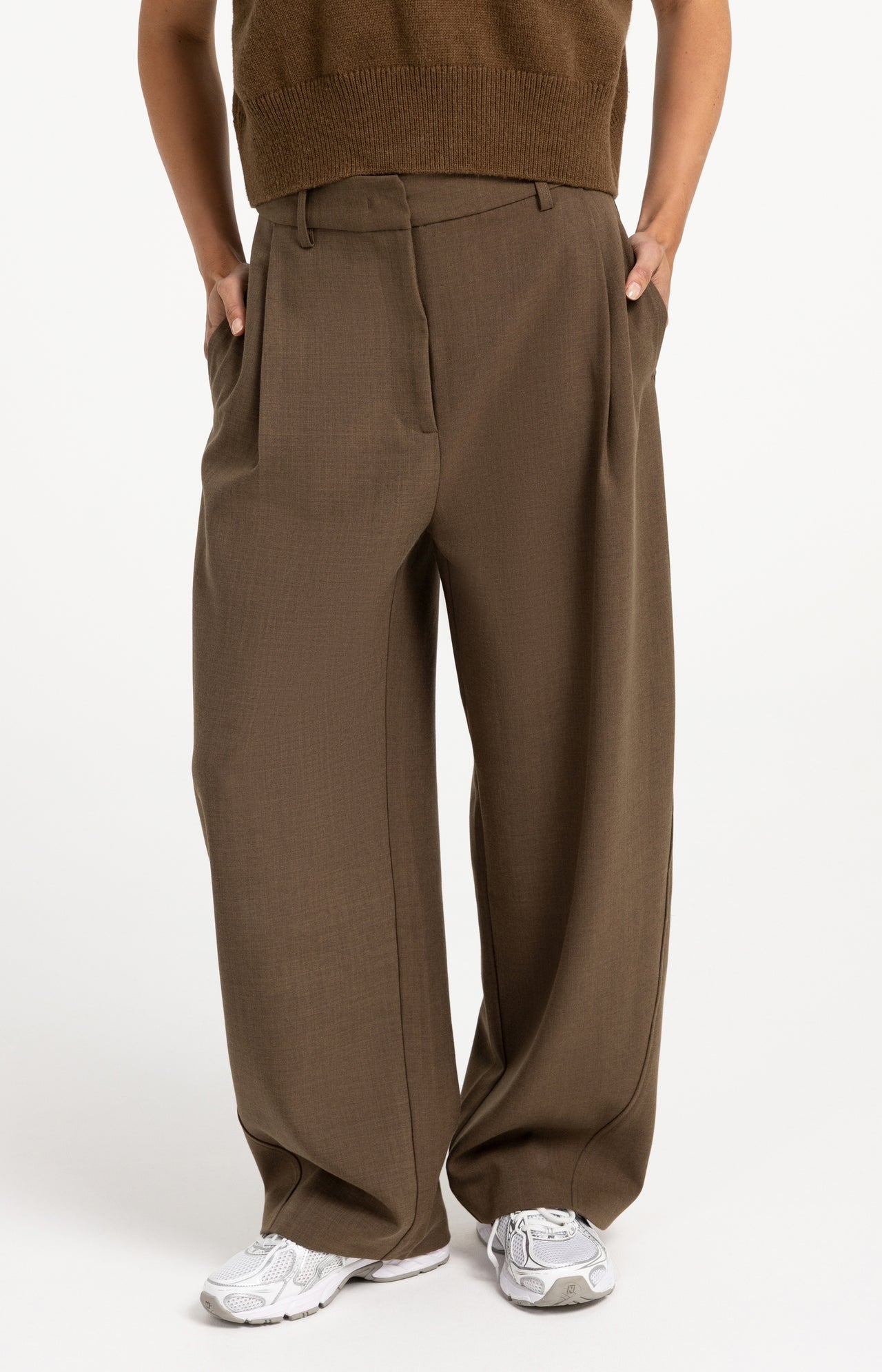 Woven barrel-leg trousers with pleat detail