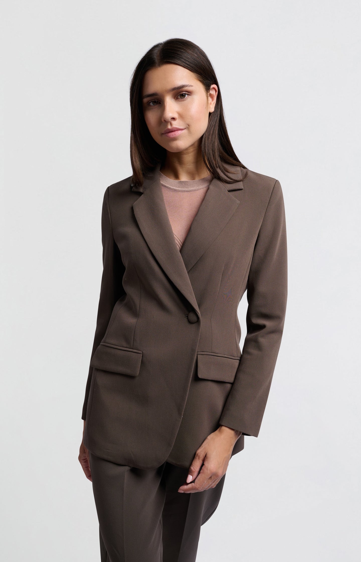 Woven blazer with fitted fit, button and pockets