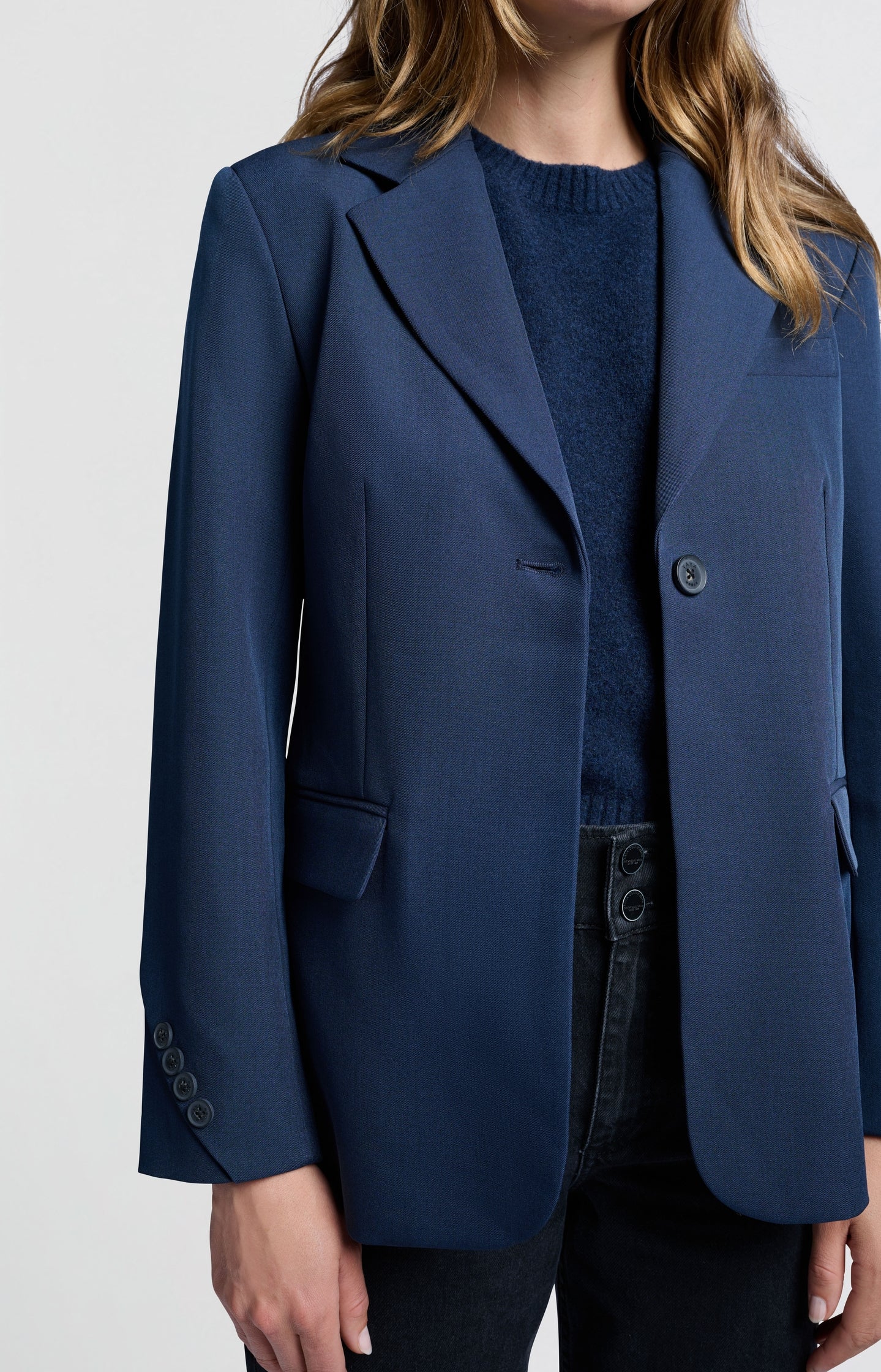 Woven blazer with pockets and button details on sleeves