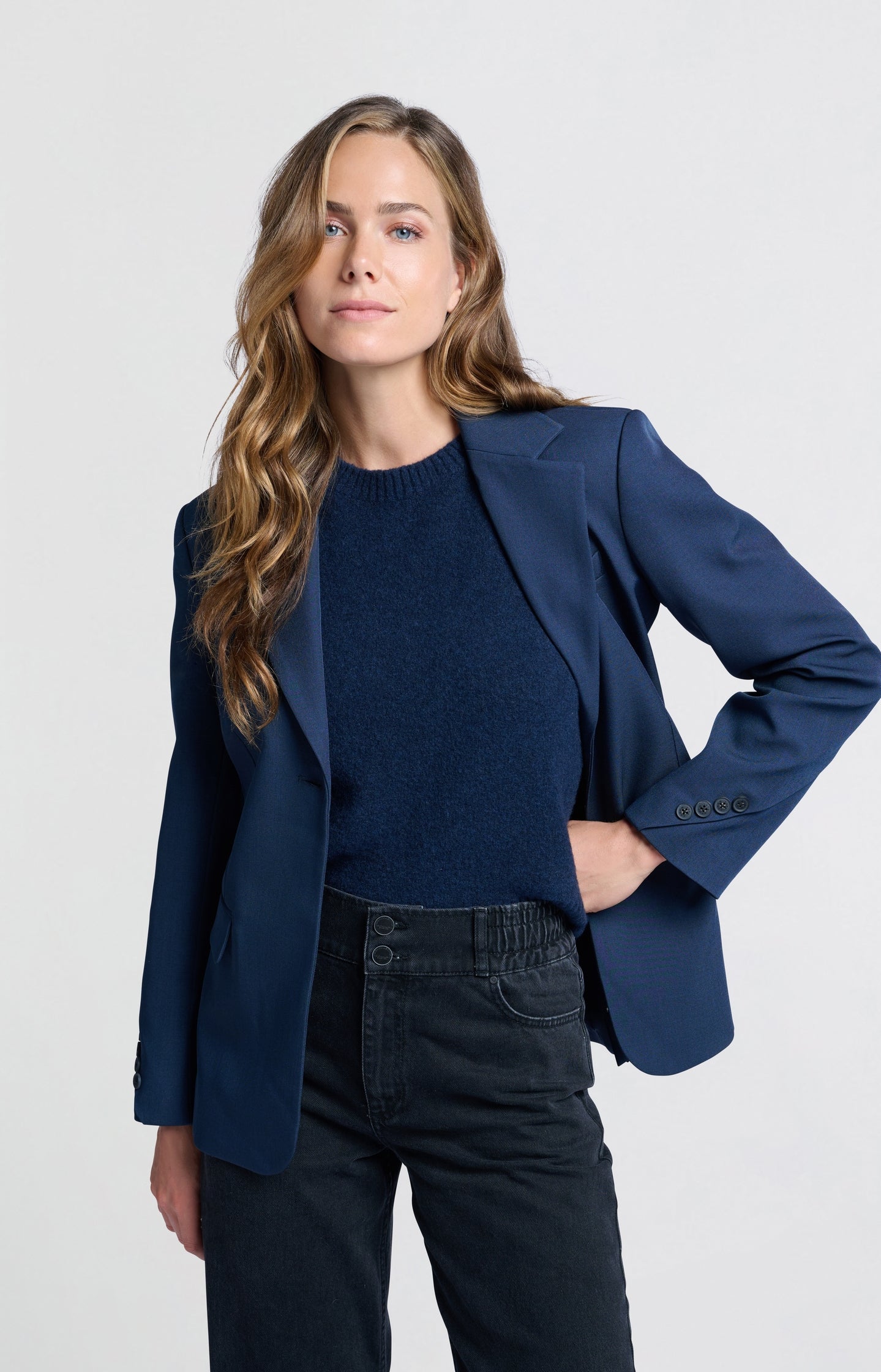 Woven blazer with pockets and button details on sleeves