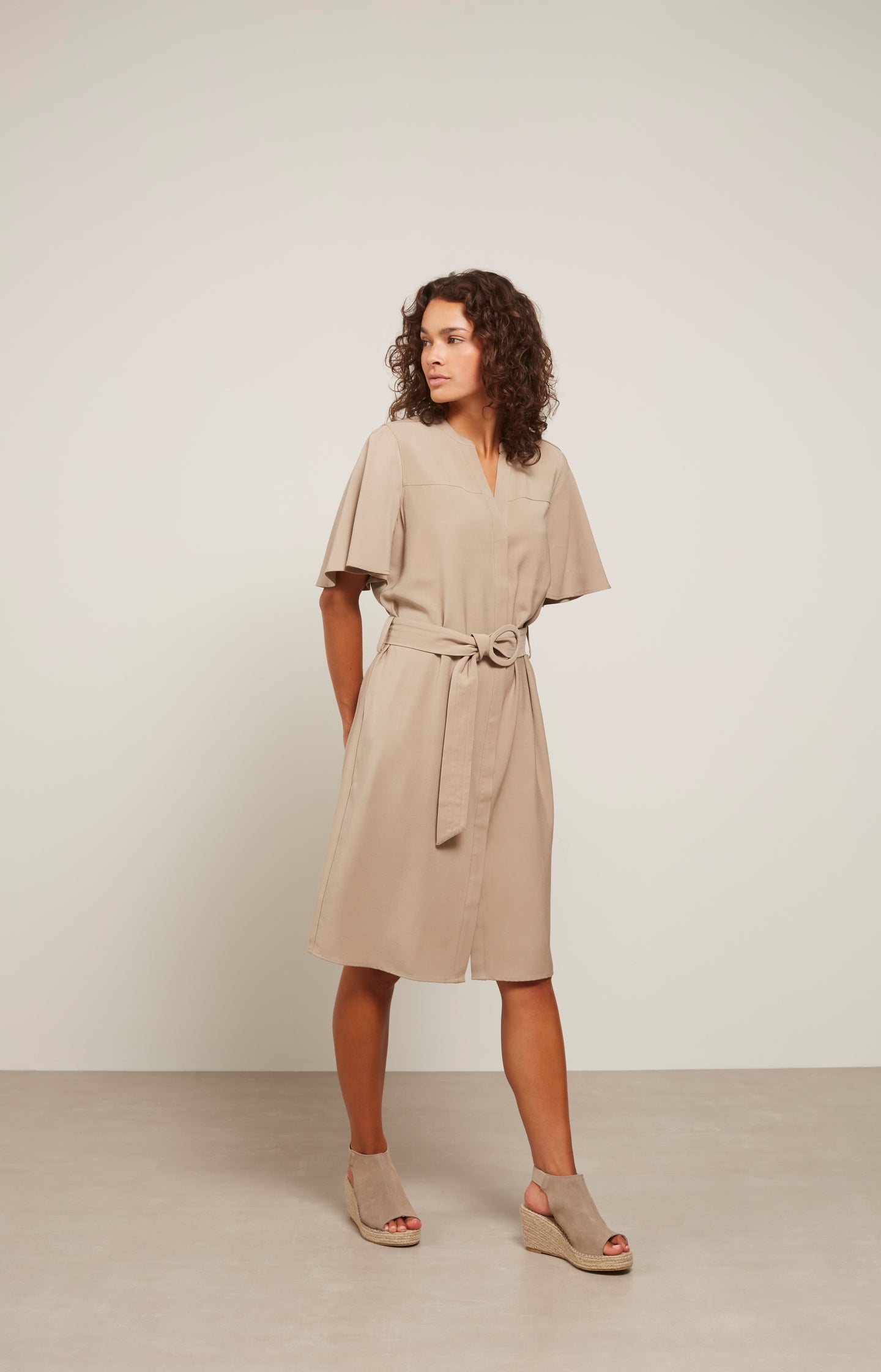 Woven cargo dress with V-neck, bell sleeves and waist belt - Type: lookbook