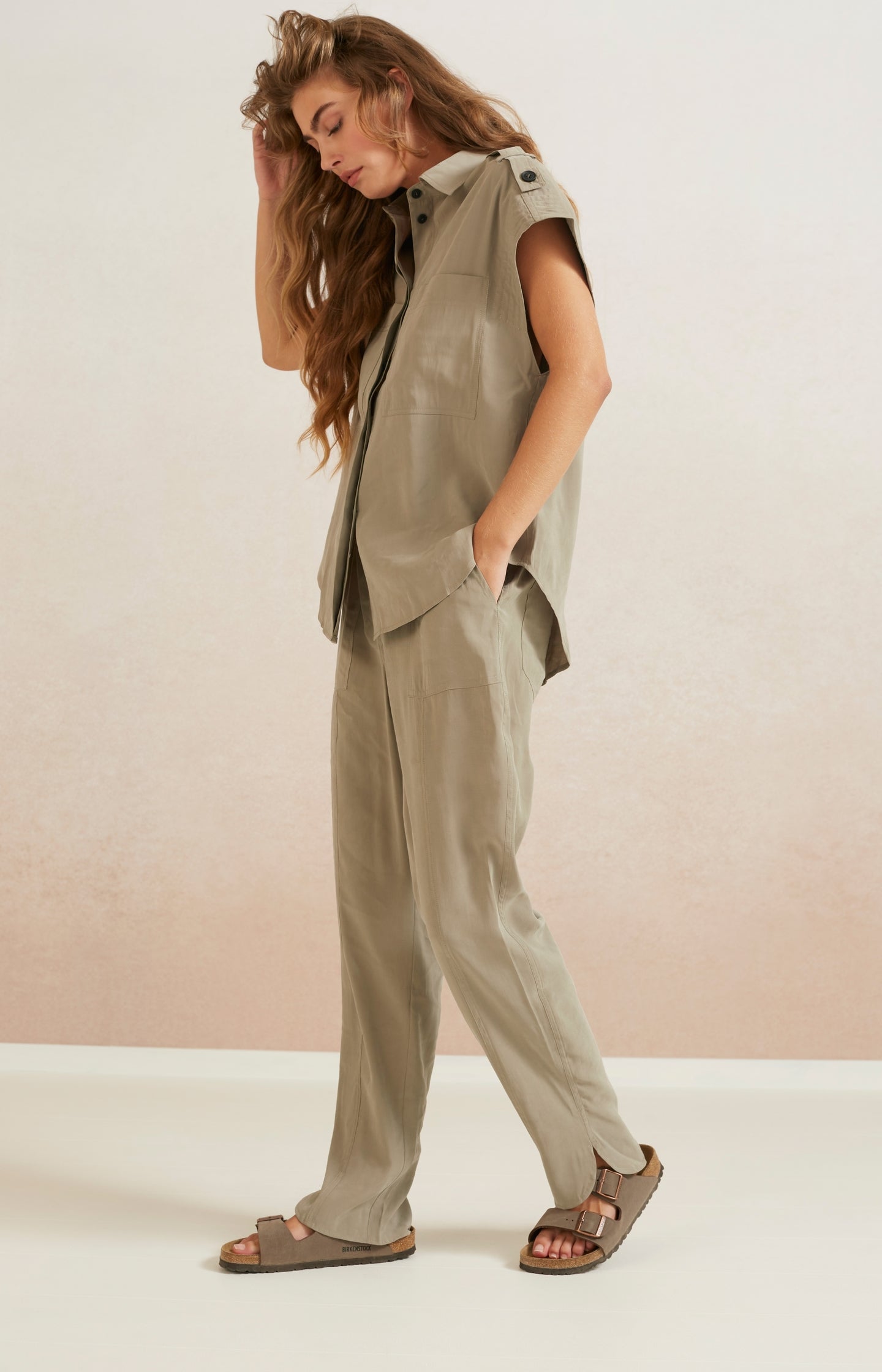 Woven cargo trousers with elastic waist, pockets and slits - Type: lookbook