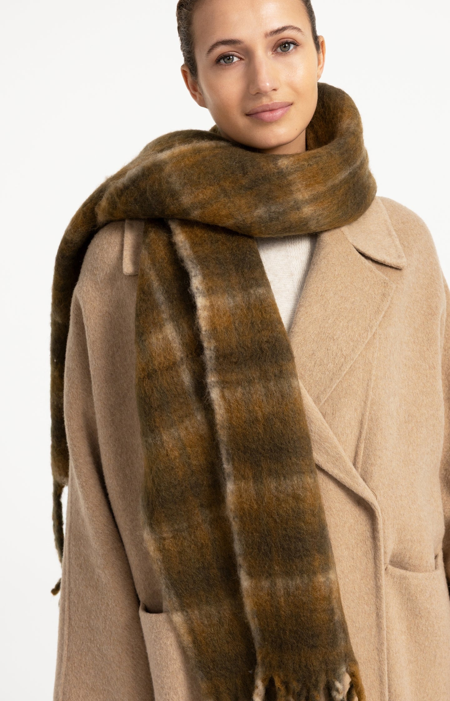 Woven checked scarf with fringes