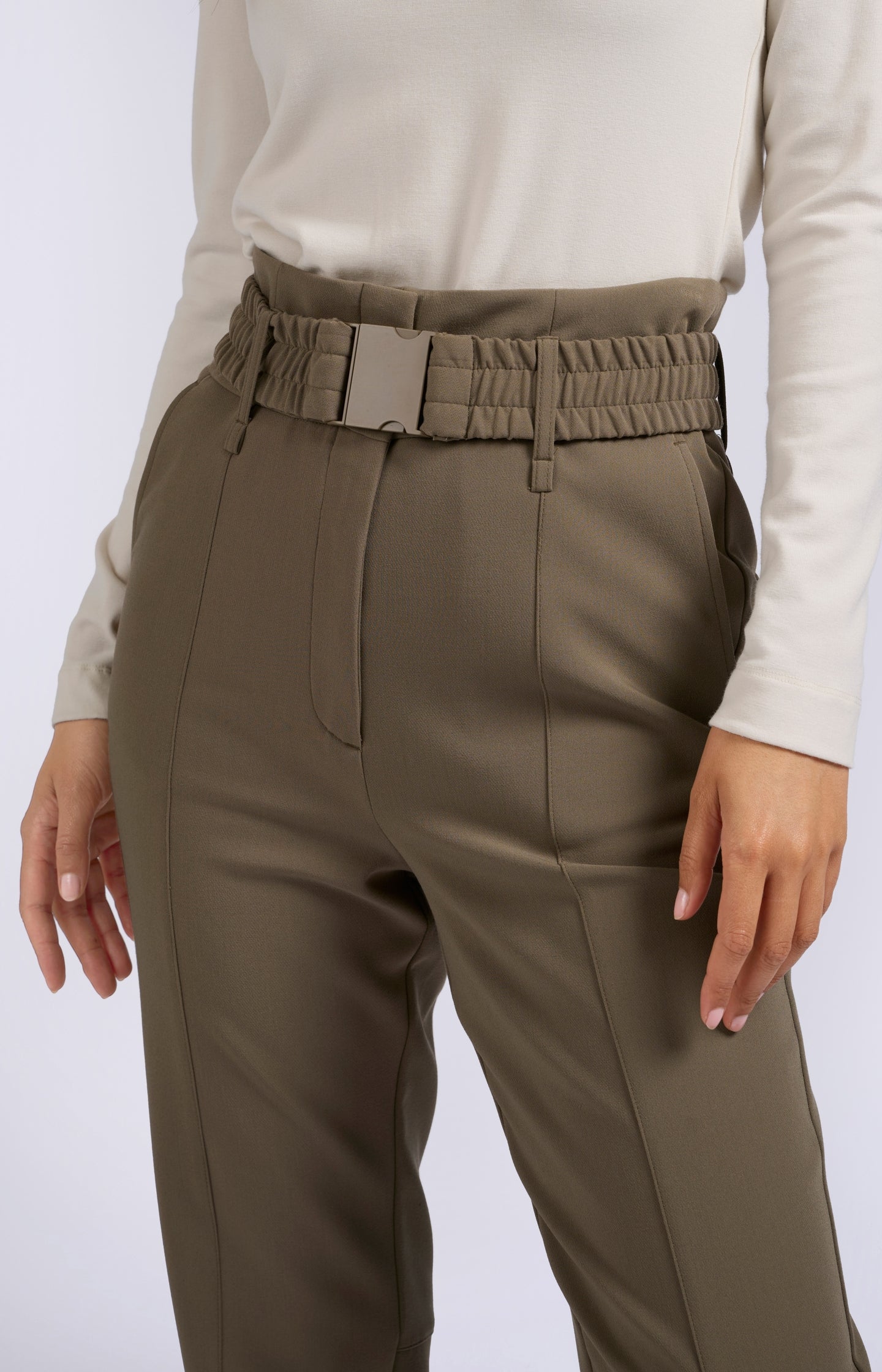 Woven pants with high waist and straight legs