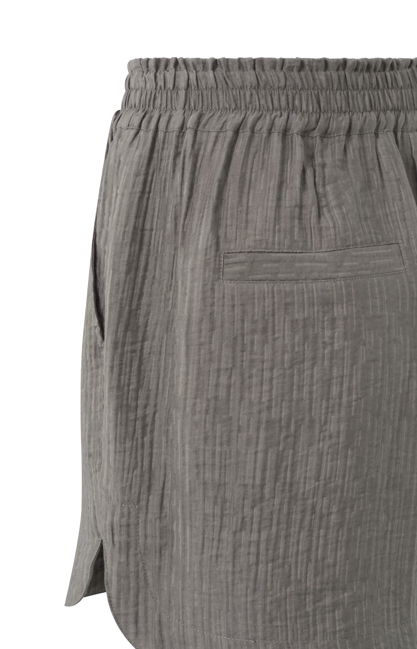 Woven shorts with elastic waist and side pockets