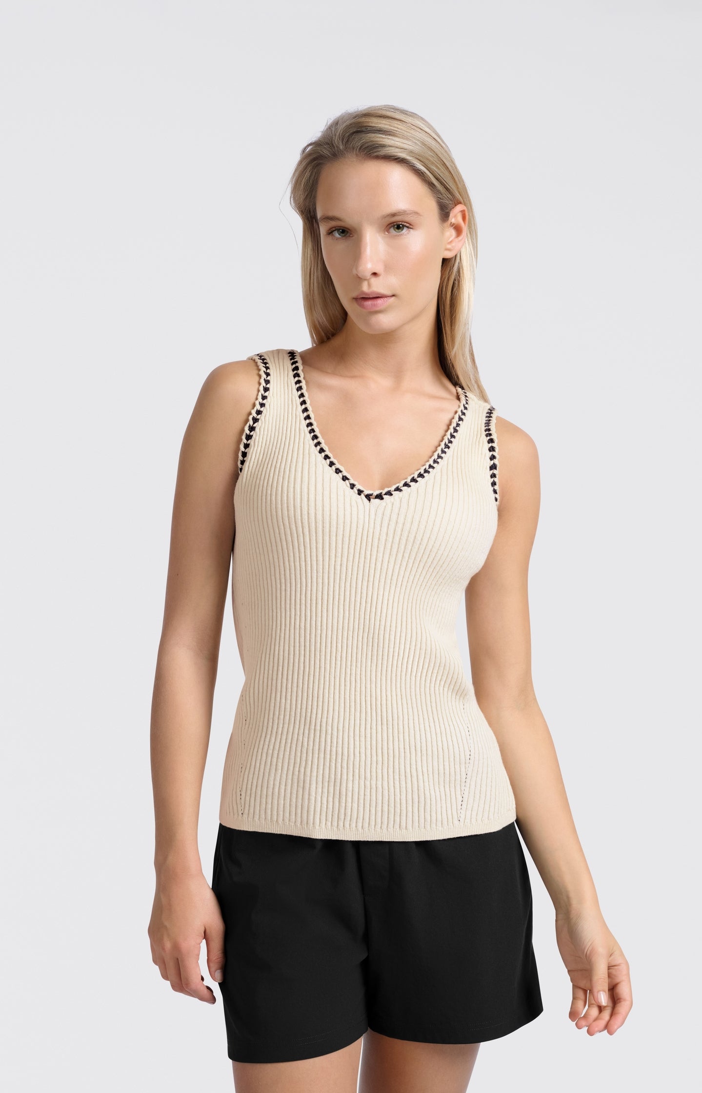 Woven shorts with elastic waistband and zipper pockets
