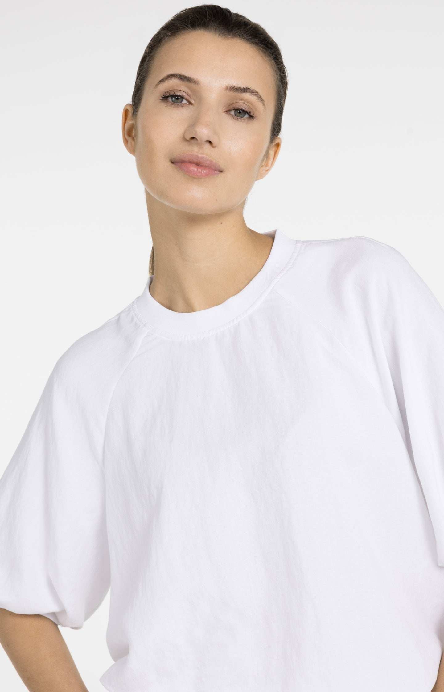 Woven T-shirt with balloon sleeves and zip