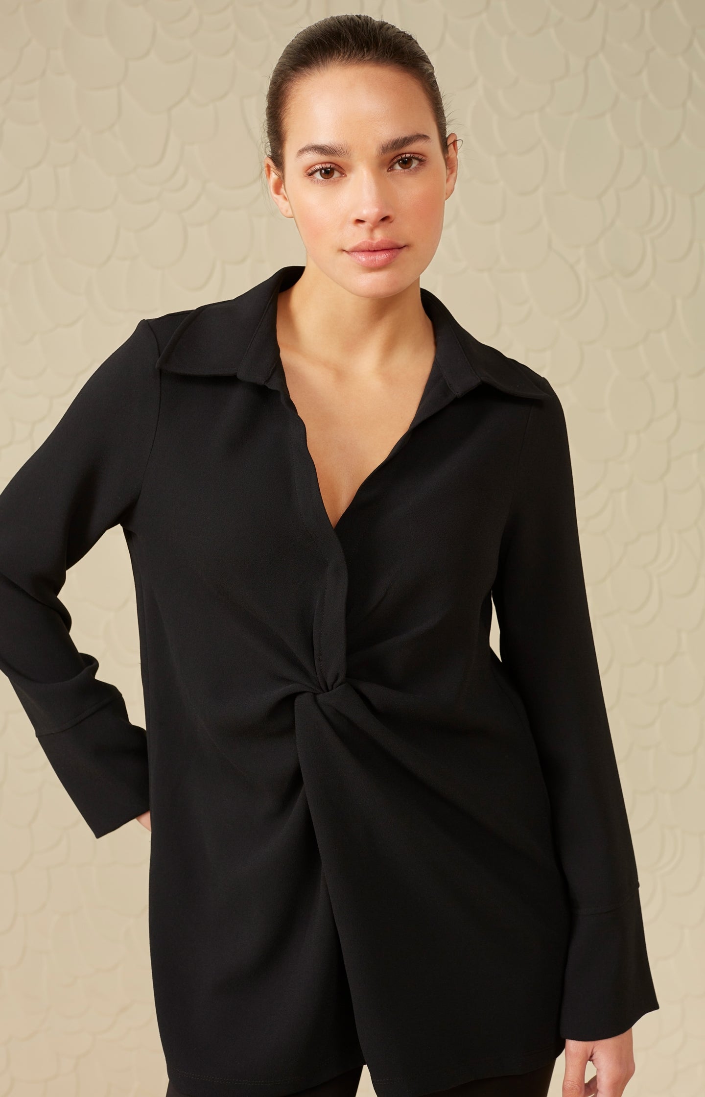 Woven top V-neck, long sleeves and knotted detail