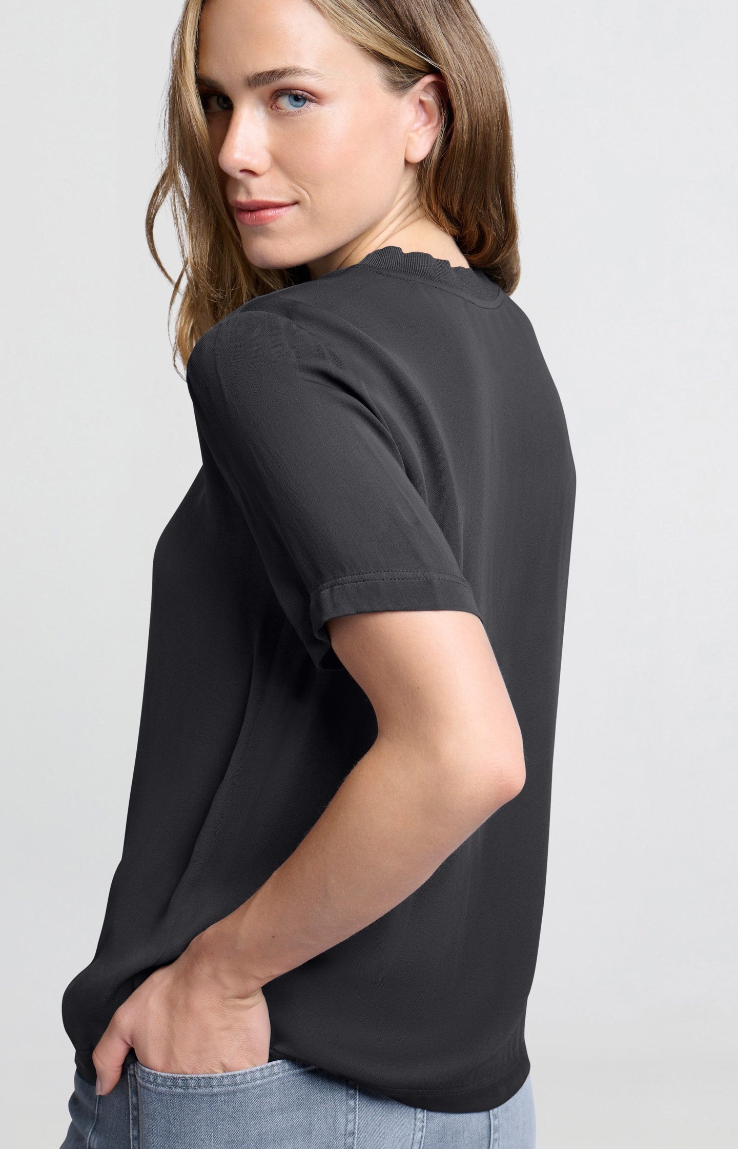 Woven top with short sleeves, pleats and round neck