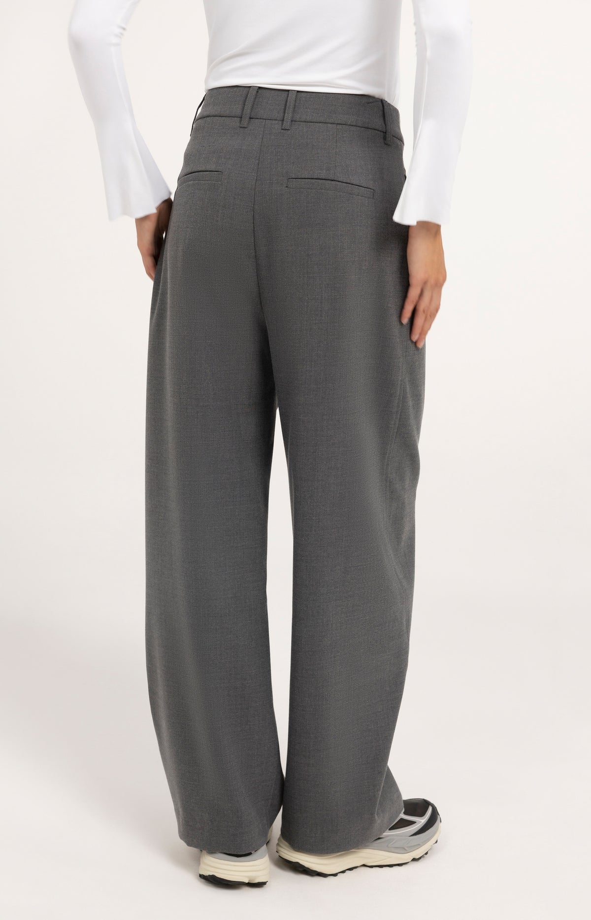 Woven trousers with barrel legs and pleat details - Medium Grey Melange