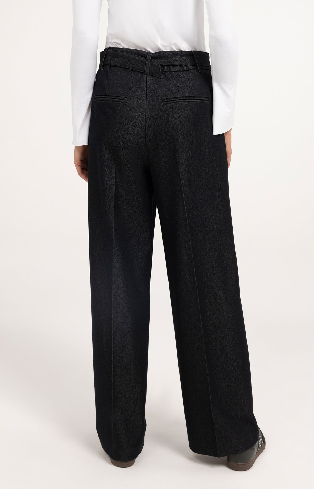 Woven trousers with belt and subtle sheen
