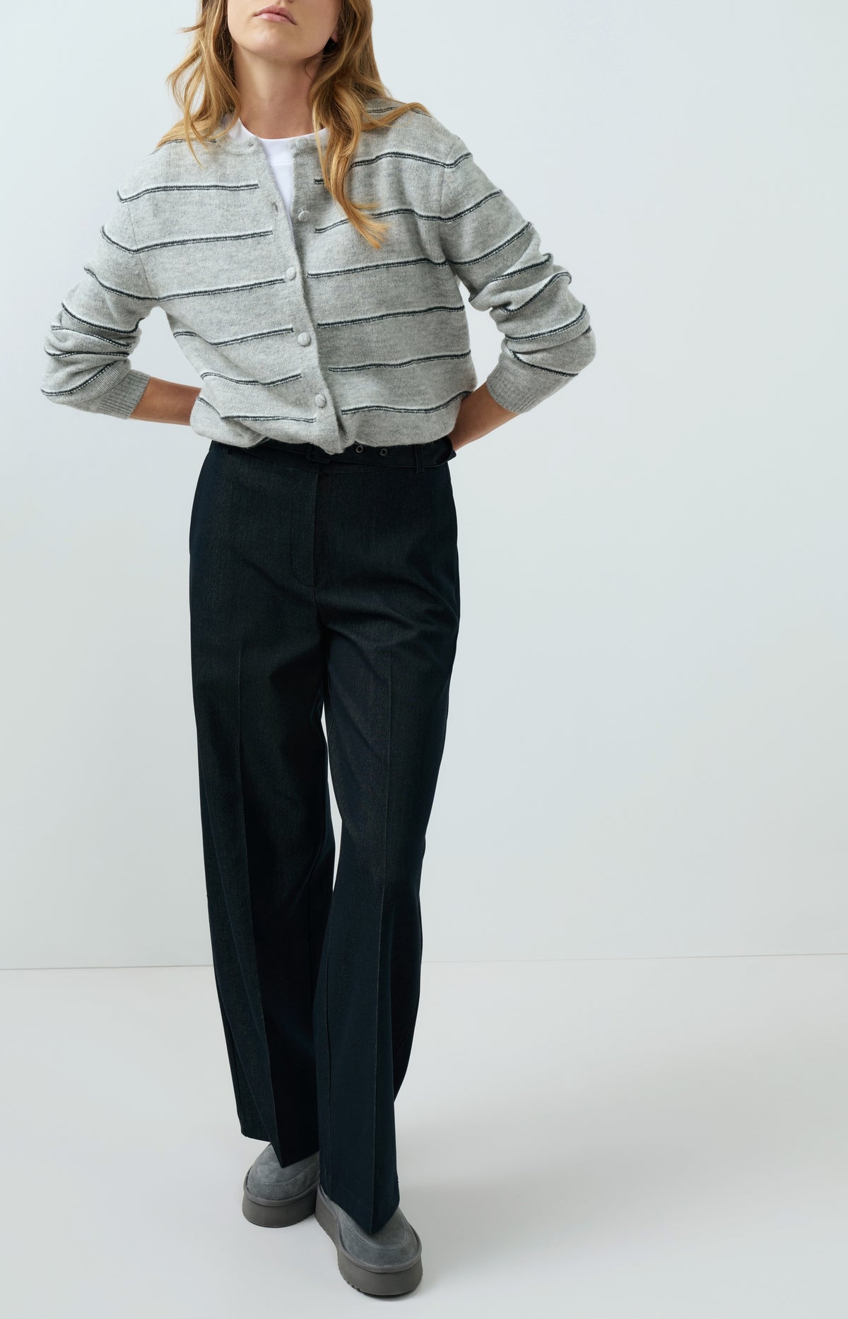 Woven trousers with belt and subtle sheen