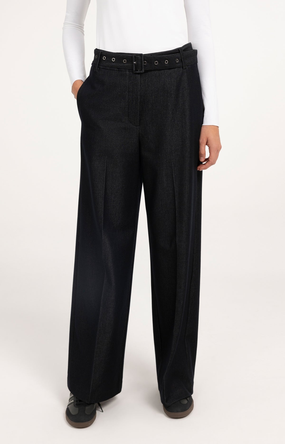 Woven trousers with belt and subtle sheen