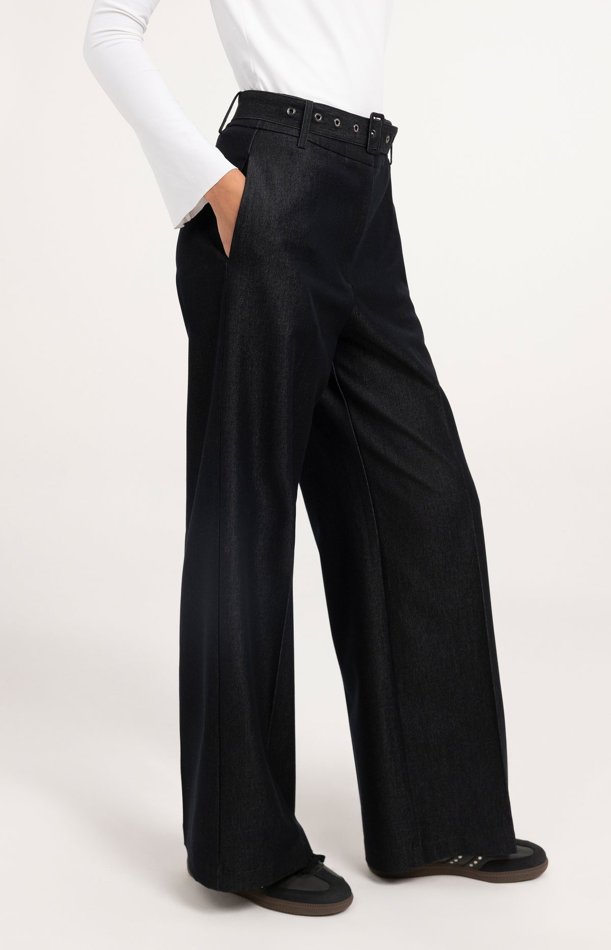 Woven trousers with belt and subtle sheen
