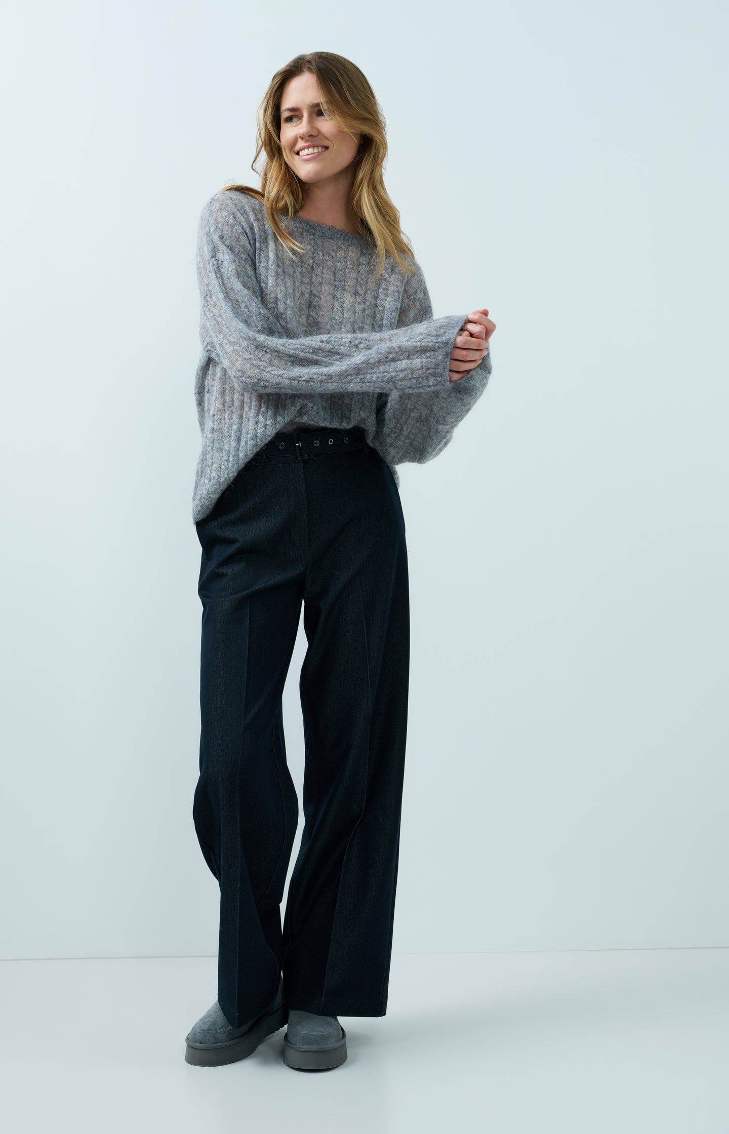 Woven trousers with belt and subtle sheen