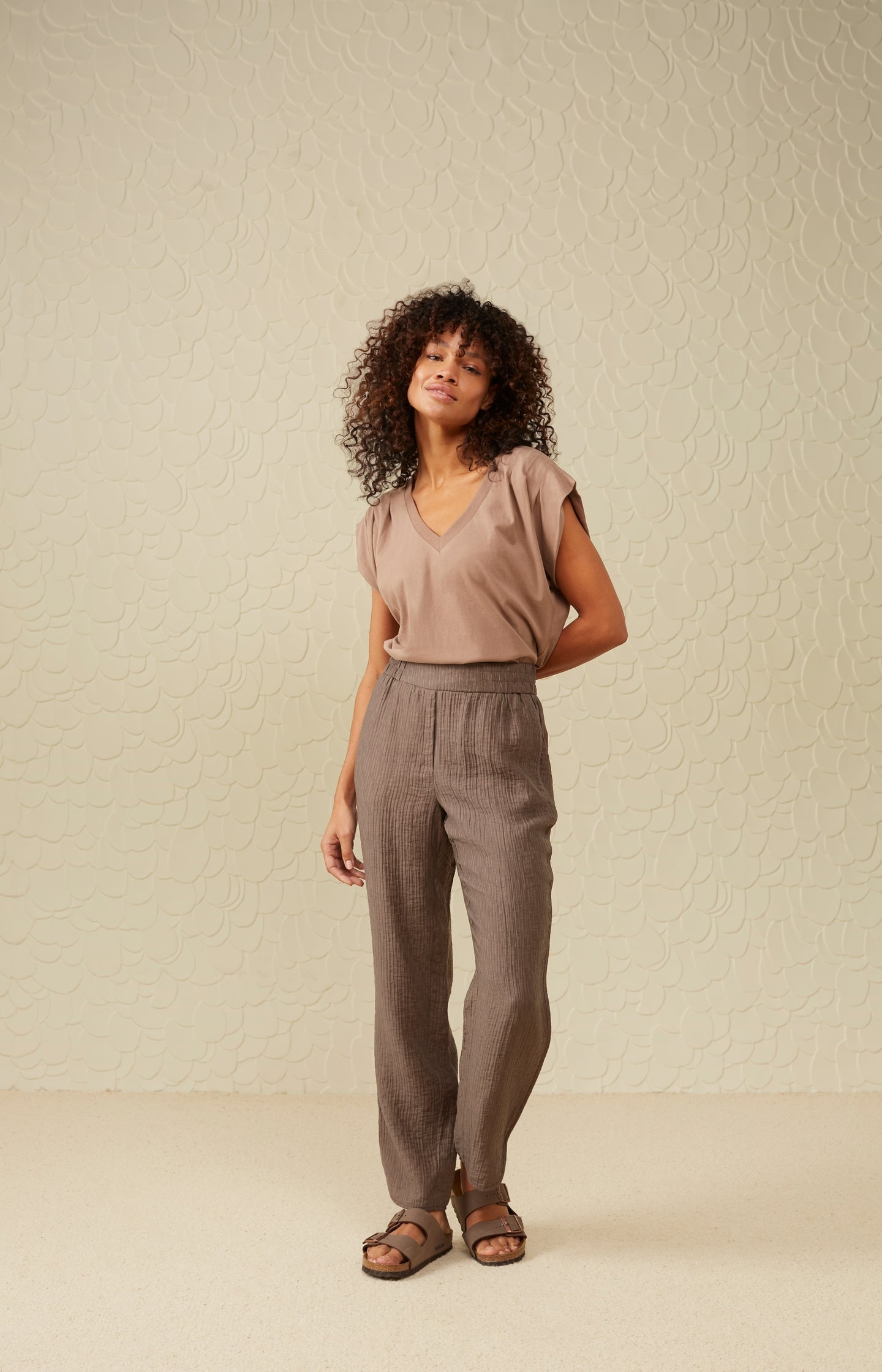 Woven trousers with side pockets and elastic waist