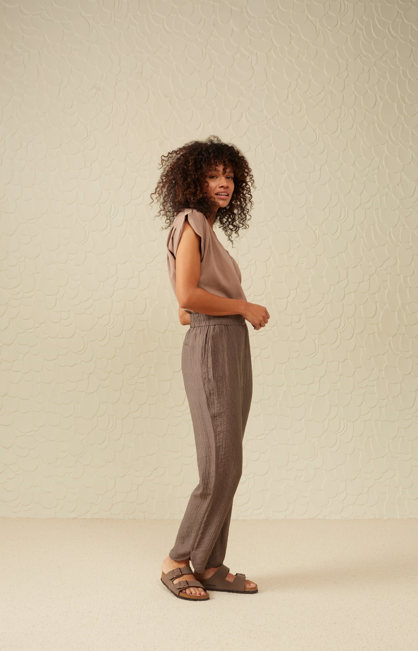 Woven trousers with side pockets and elastic waist - Type: lookbook