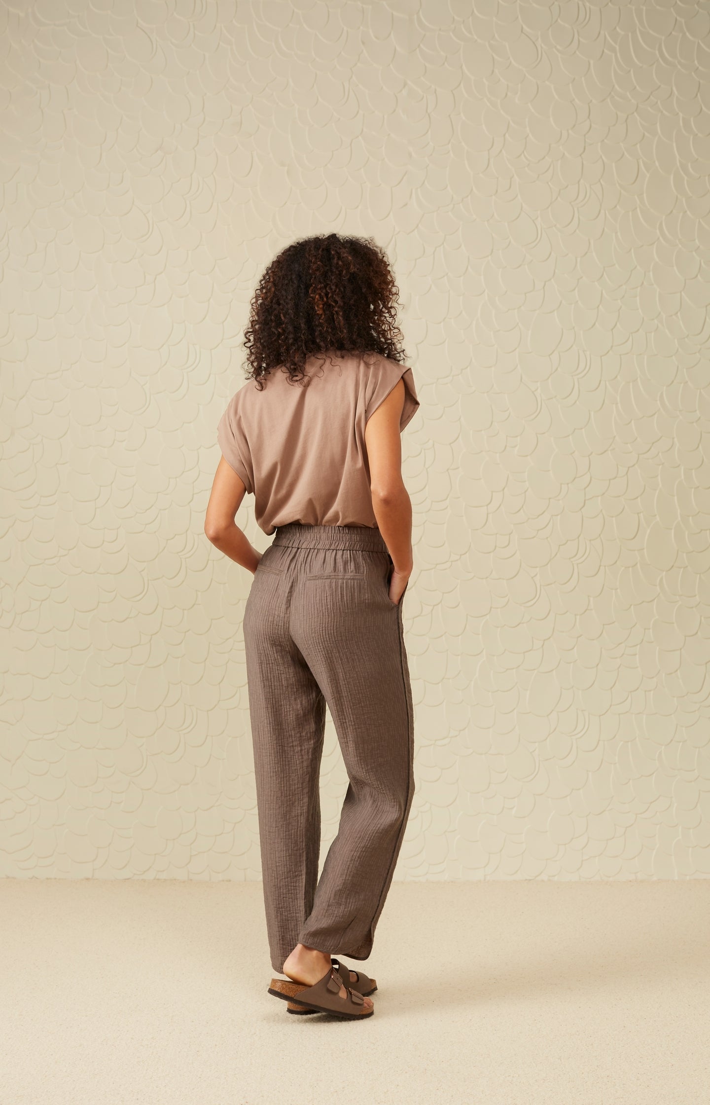 Woven trousers with side pockets and elastic waist