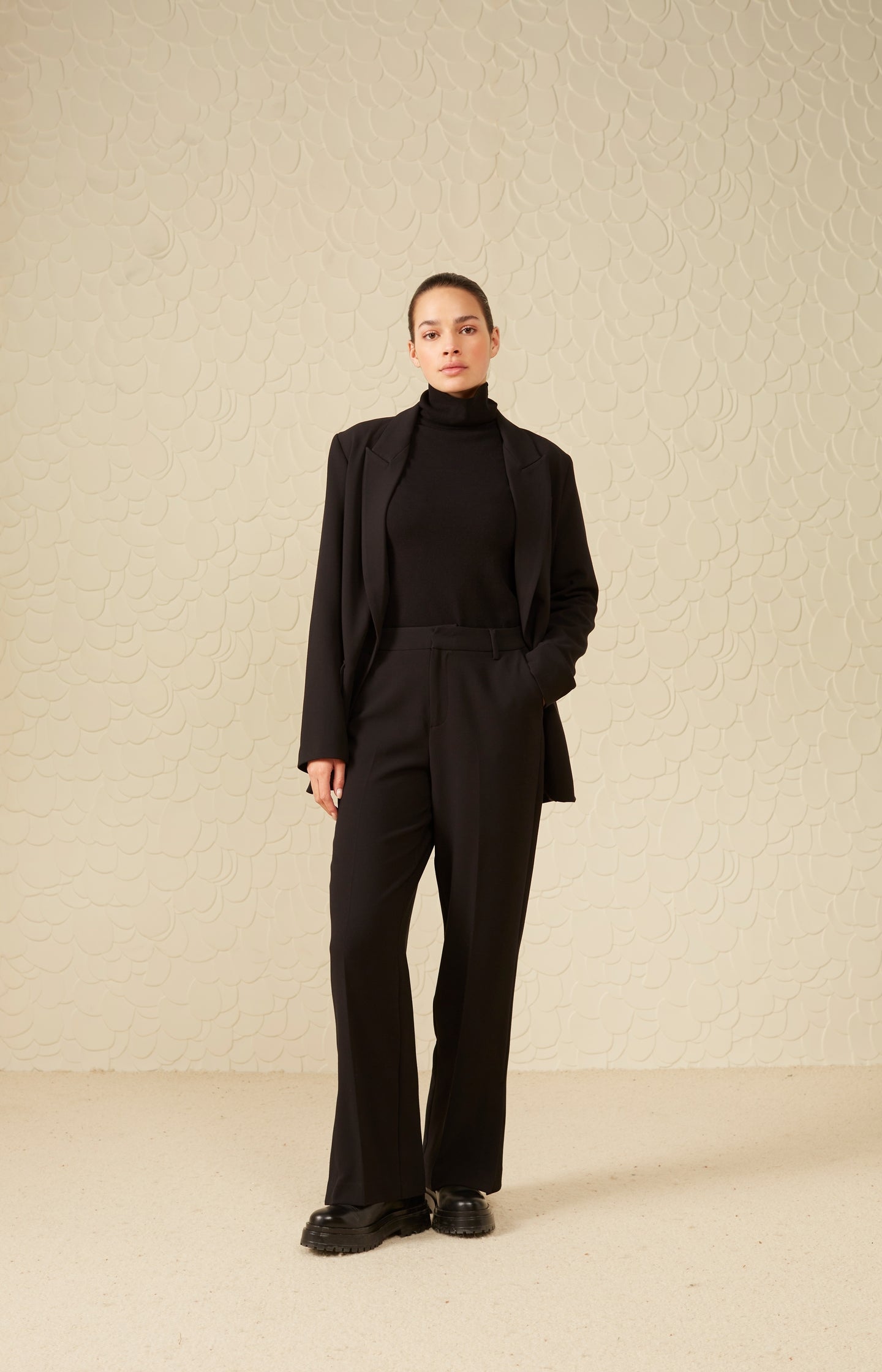 Woven trousers with wide leg, pockets and elastic waist - Type: lookbook