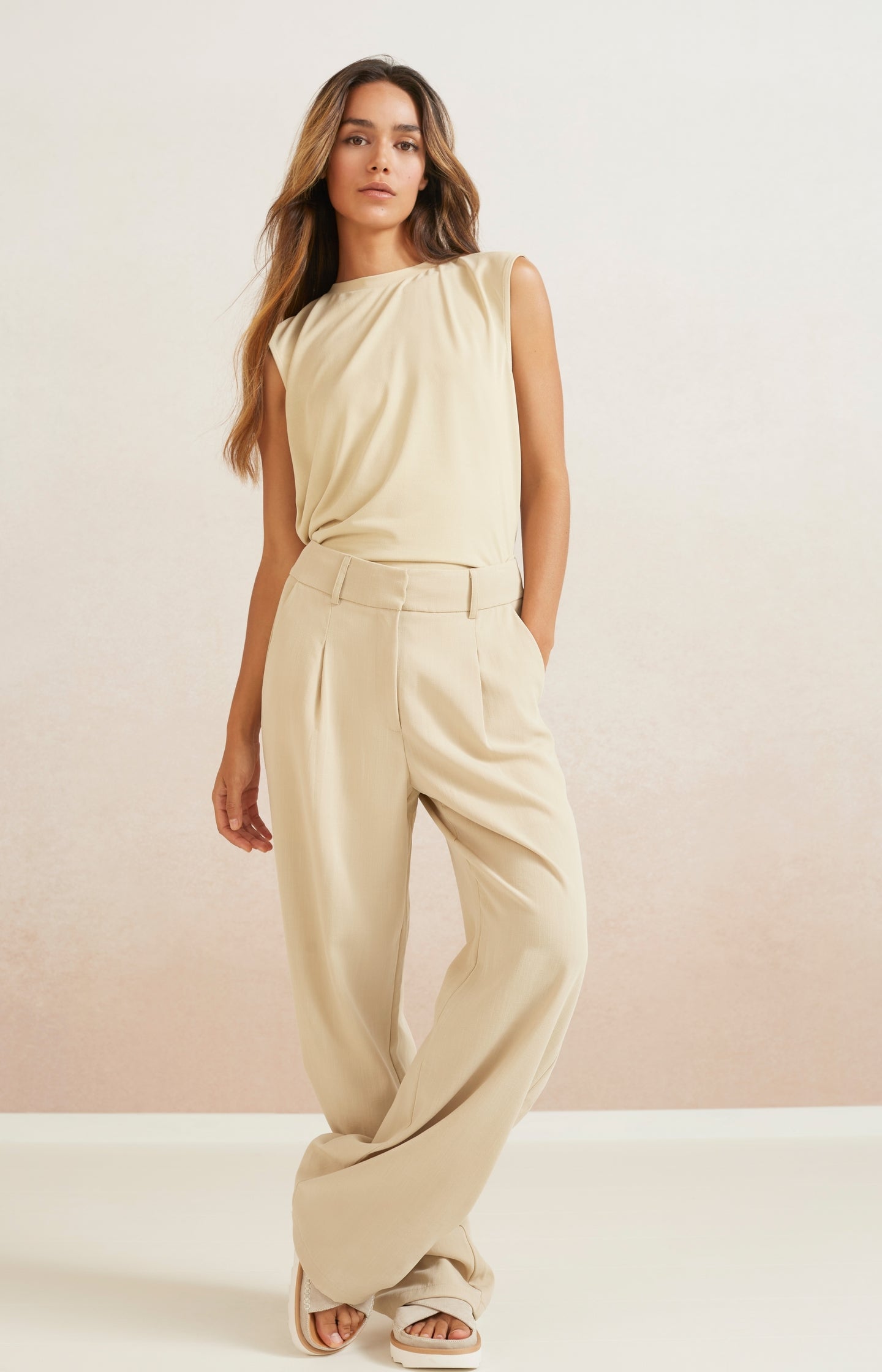 Woven wide leg trousers with side pocket, zip fly and pleats - Type: lookbook