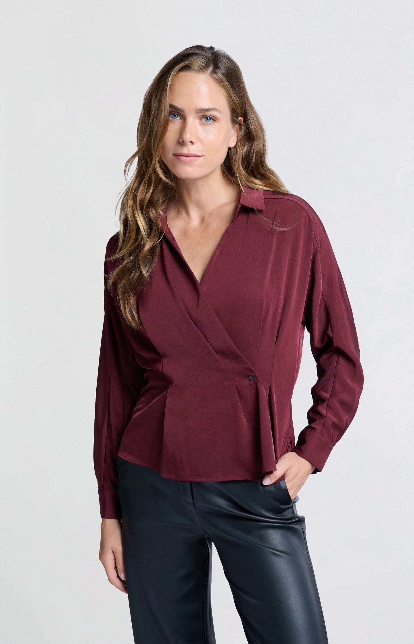 Wrap blouse with long sleeves and subtle button - Type: lookbook