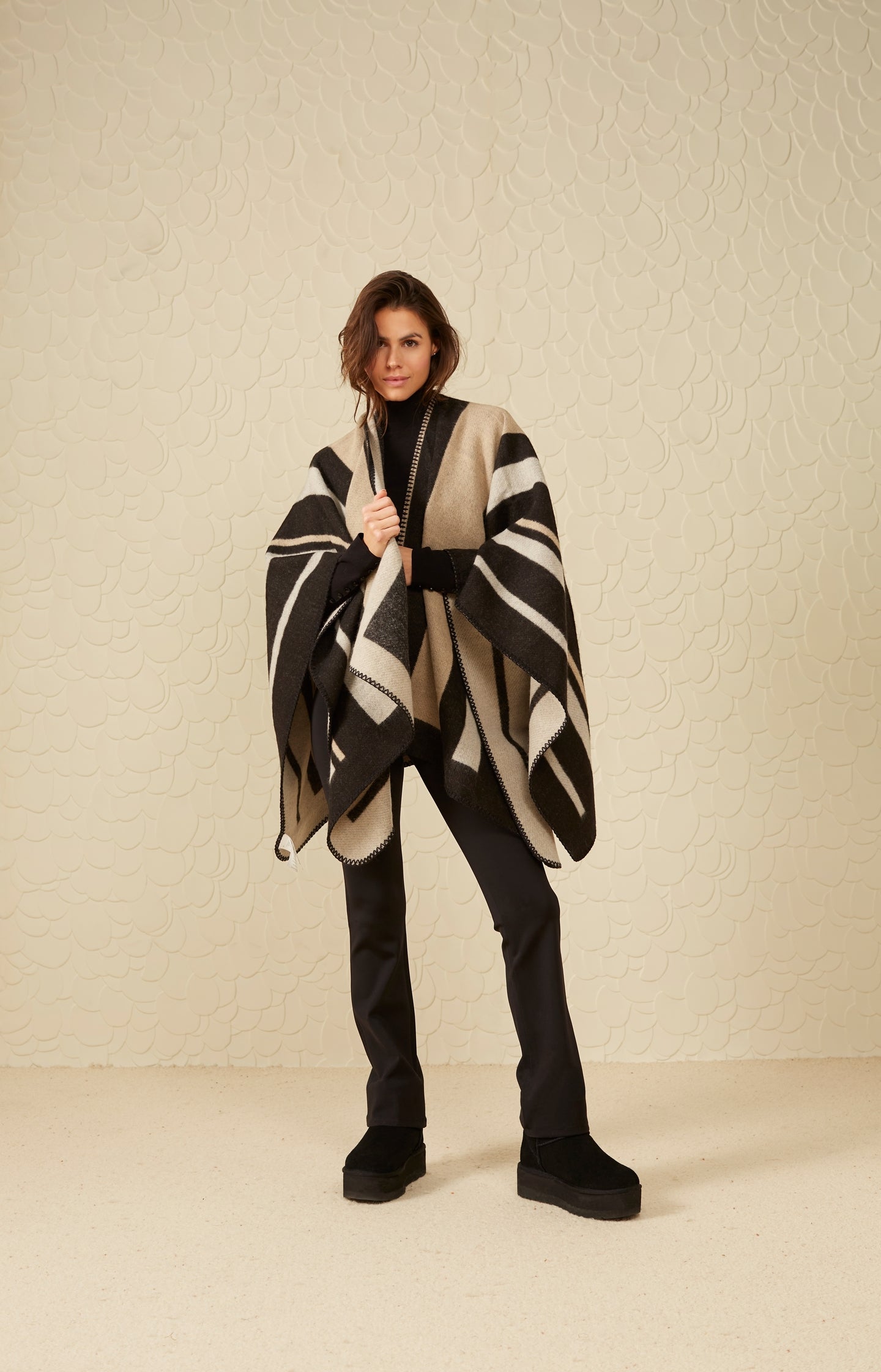 Wrap poncho with stripes - Black - Type: lookbook